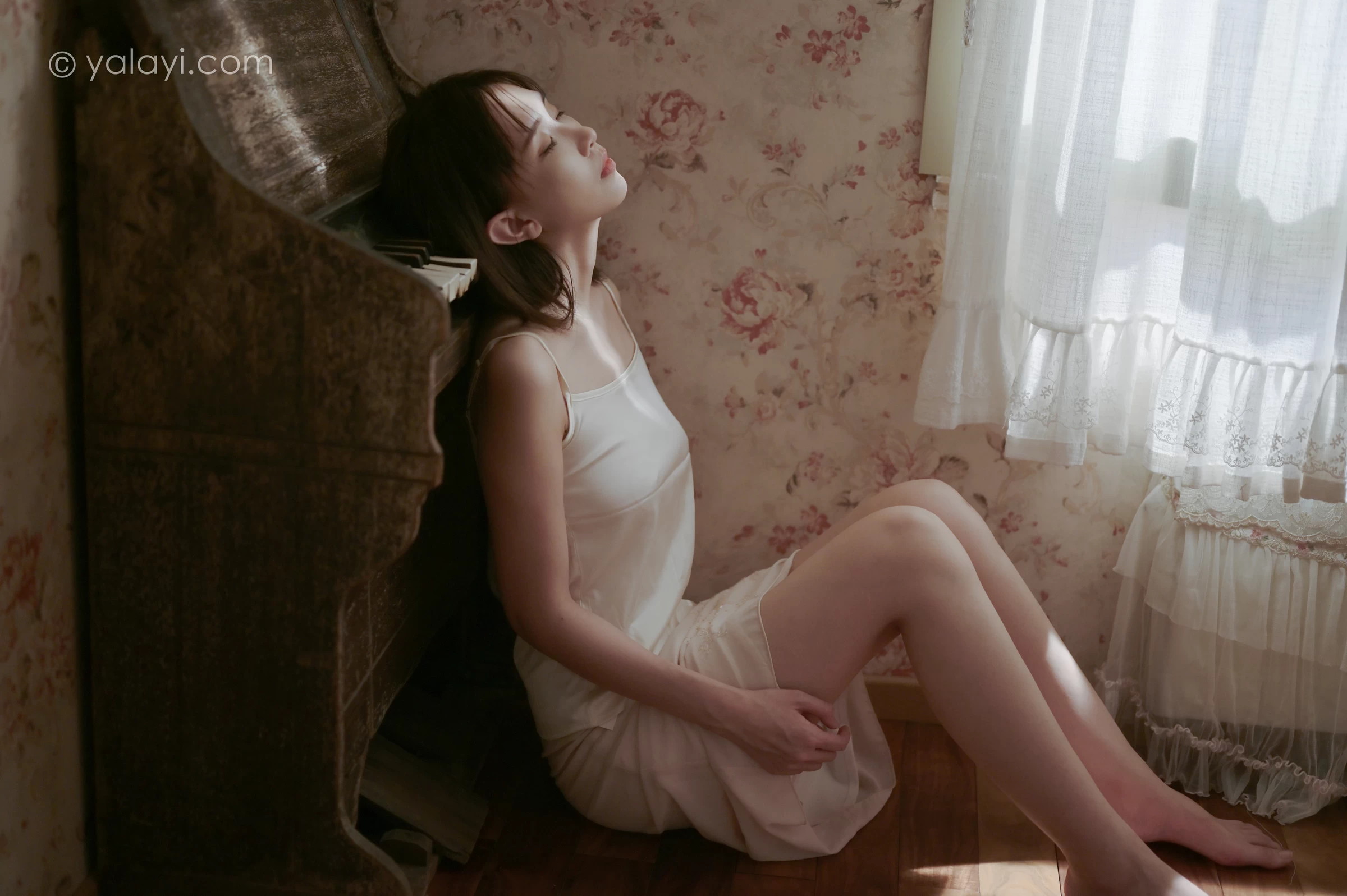 [YALAYI雅拉伊]NO.696 《孤独患者》 妍妍 白色性感小背心加粉色长裙私房写真集第1张