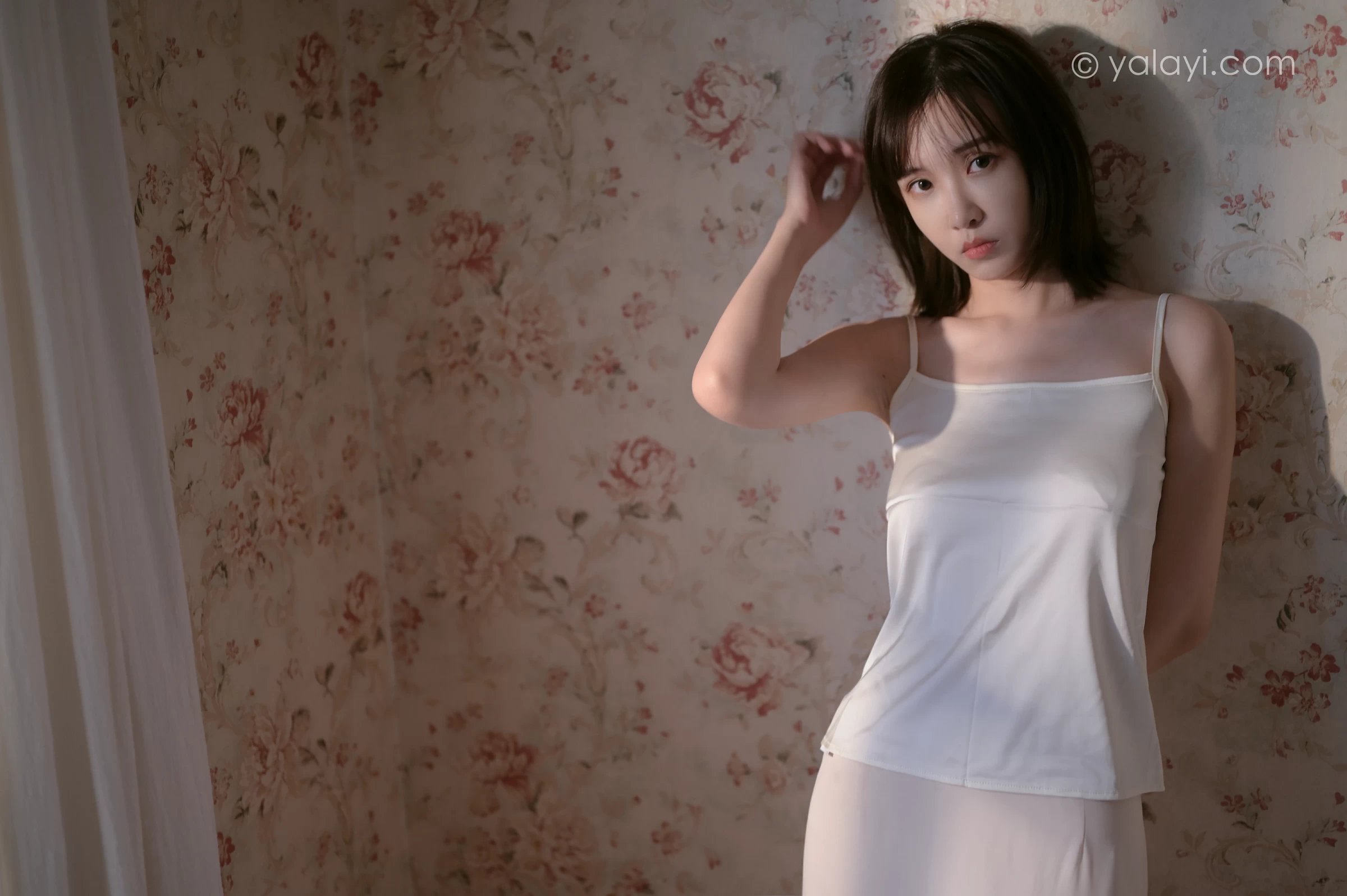 [YALAYI雅拉伊]NO.696 《孤独患者》 妍妍 白色性感小背心加粉色长裙私房写真集第10张