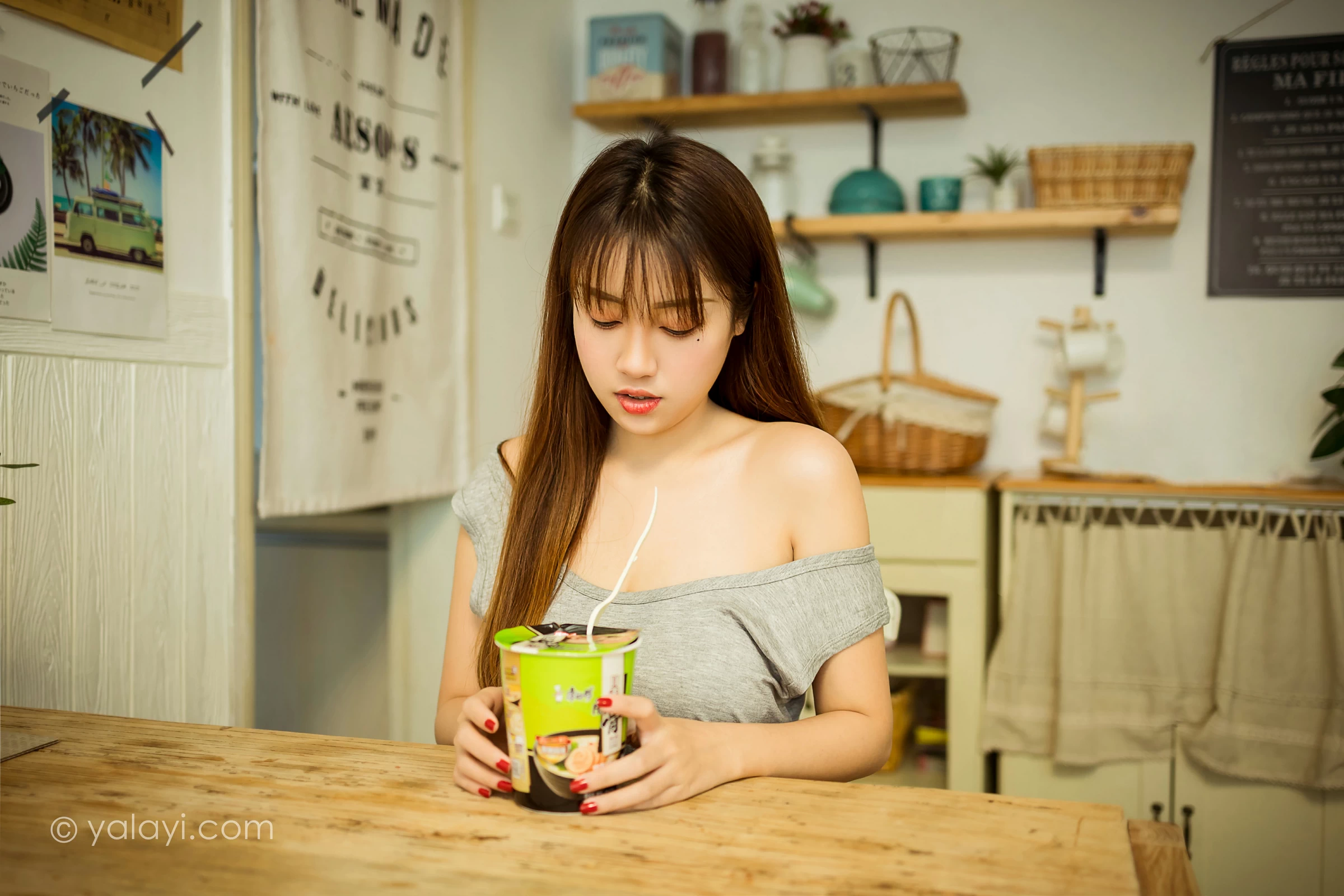 [YALAYI雅拉伊]NO.710 《吃货女友》 虞艺 灰色连衣裙居家性感私房写真集第1张