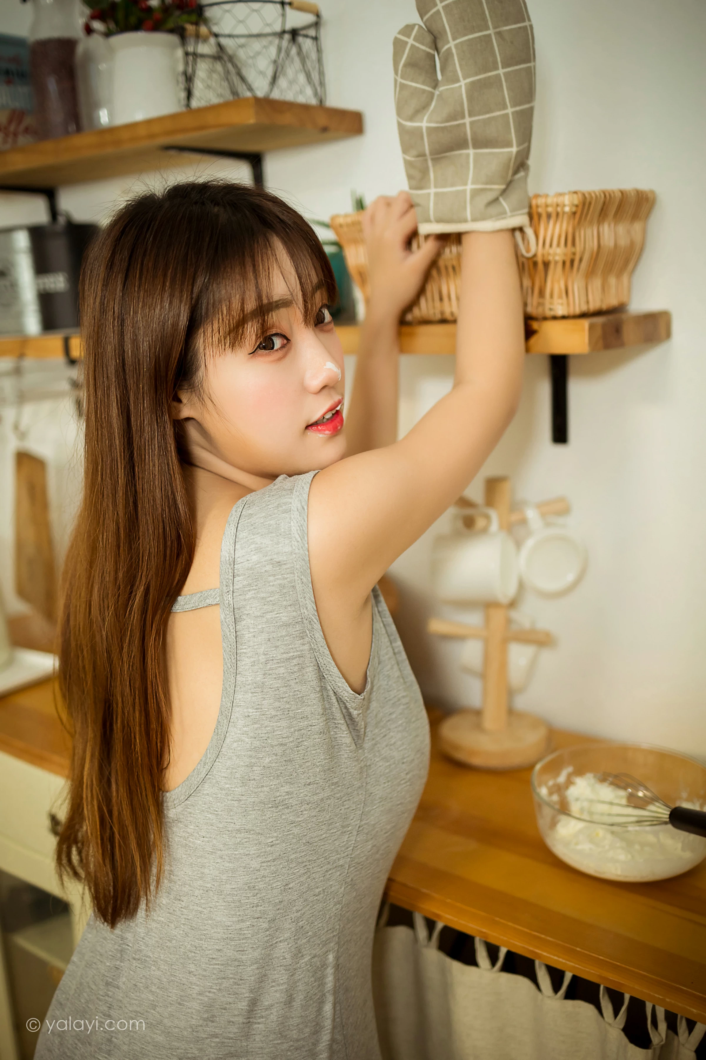 [YALAYI雅拉伊]NO.710 《吃货女友》 虞艺 灰色连衣裙居家性感私房写真集第12张