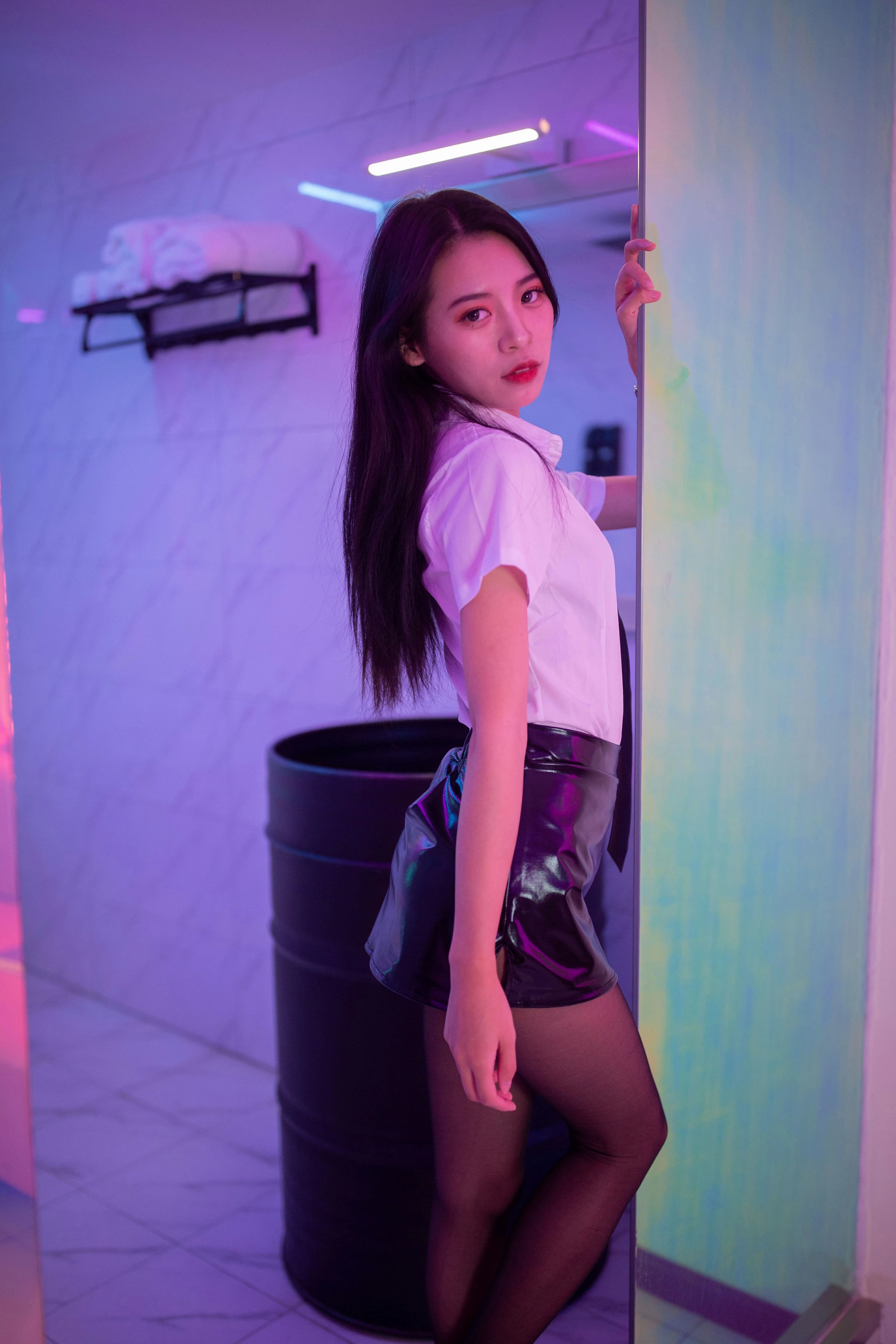 [YALAYI雅拉伊]NO.722 《霓虹甜心》 丽雅 白色衬衫与黑色短裙加黑丝美腿性感私房写真集第1张