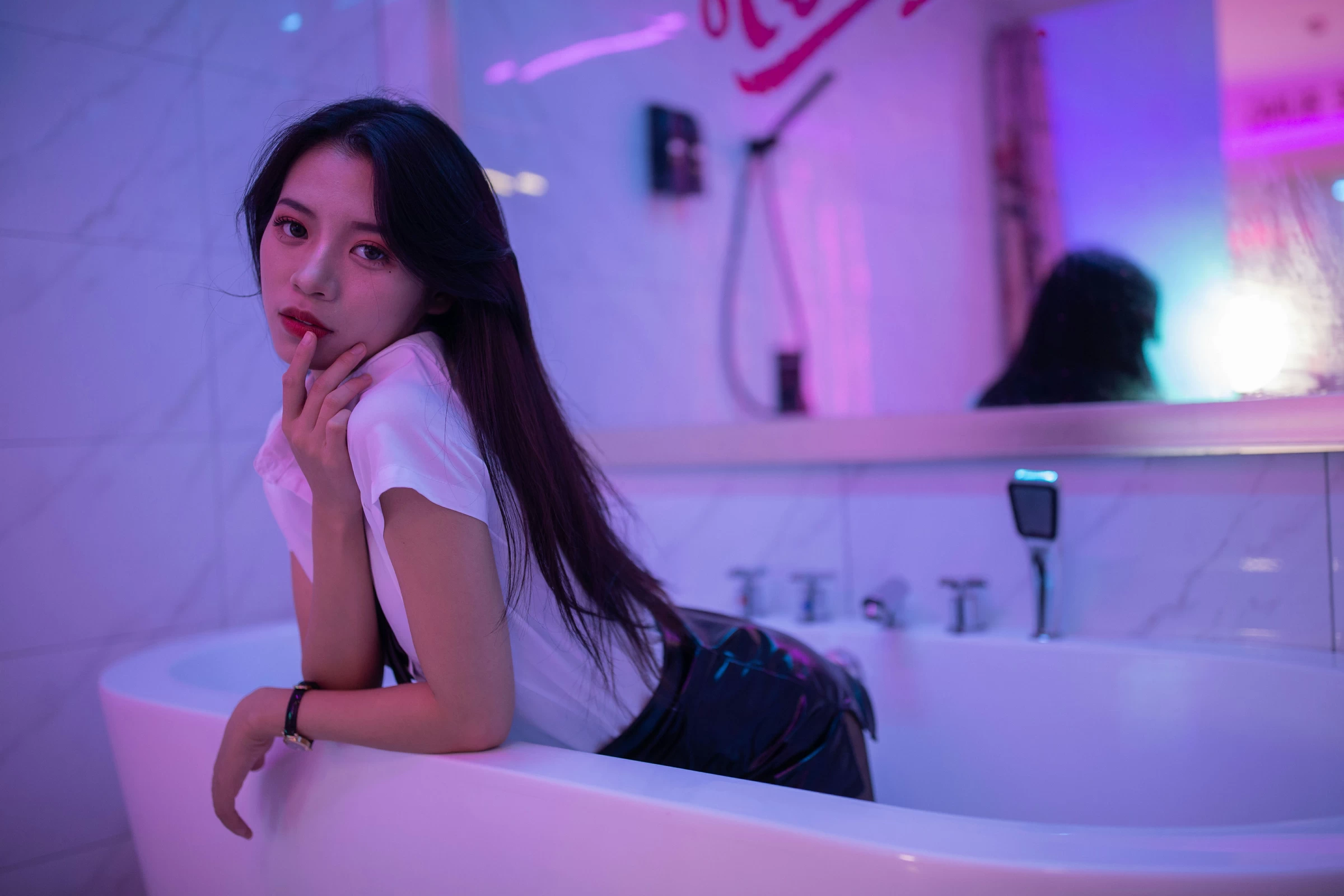 [YALAYI雅拉伊]NO.722 《霓虹甜心》 丽雅 白色衬衫与黑色短裙加黑丝美腿性感私房写真集第14张