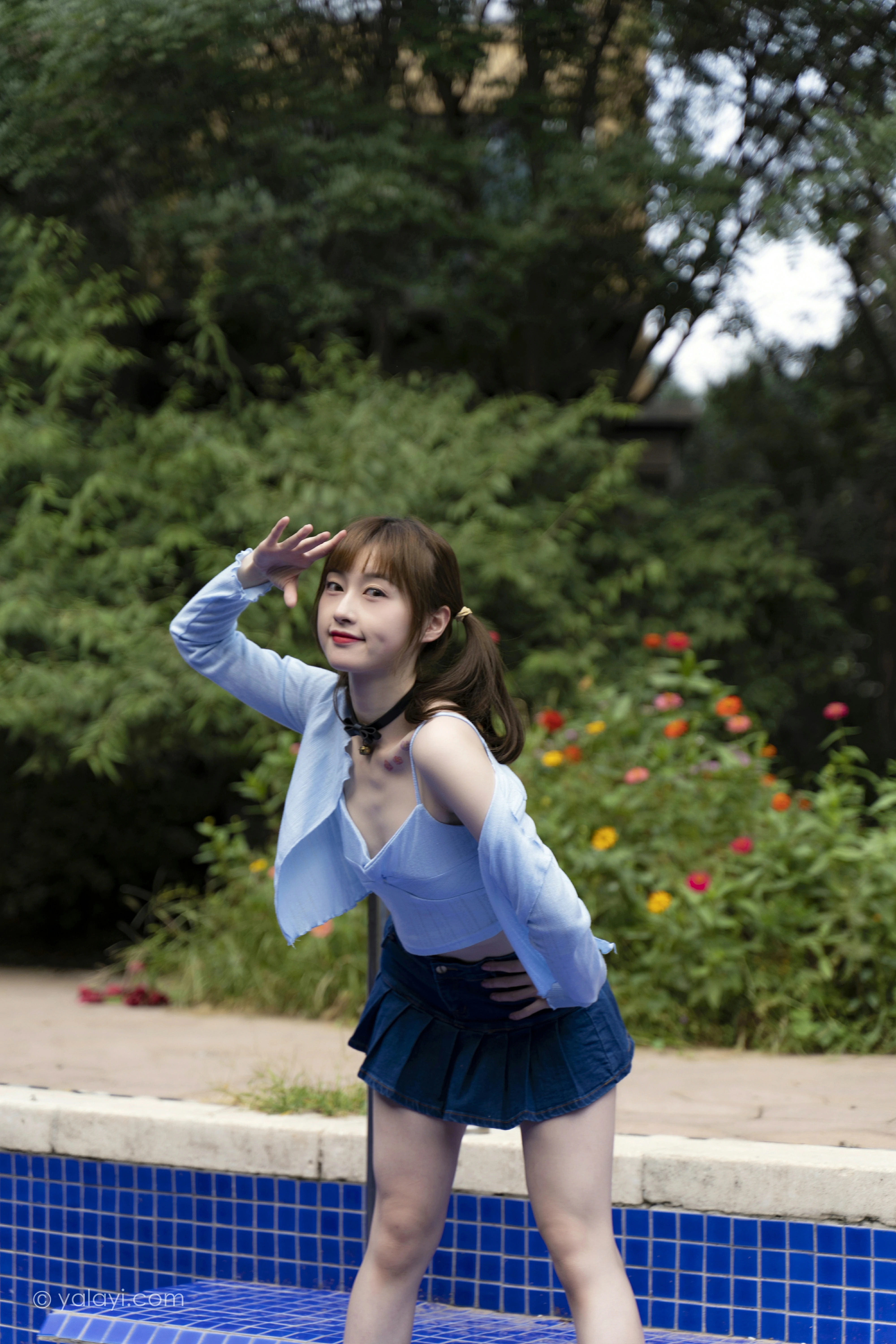 [YALAYI雅拉伊]NO.847 阳光下 京京 蓝色衬衫与小背心加牛仔短裙清纯可爱写真集第3张