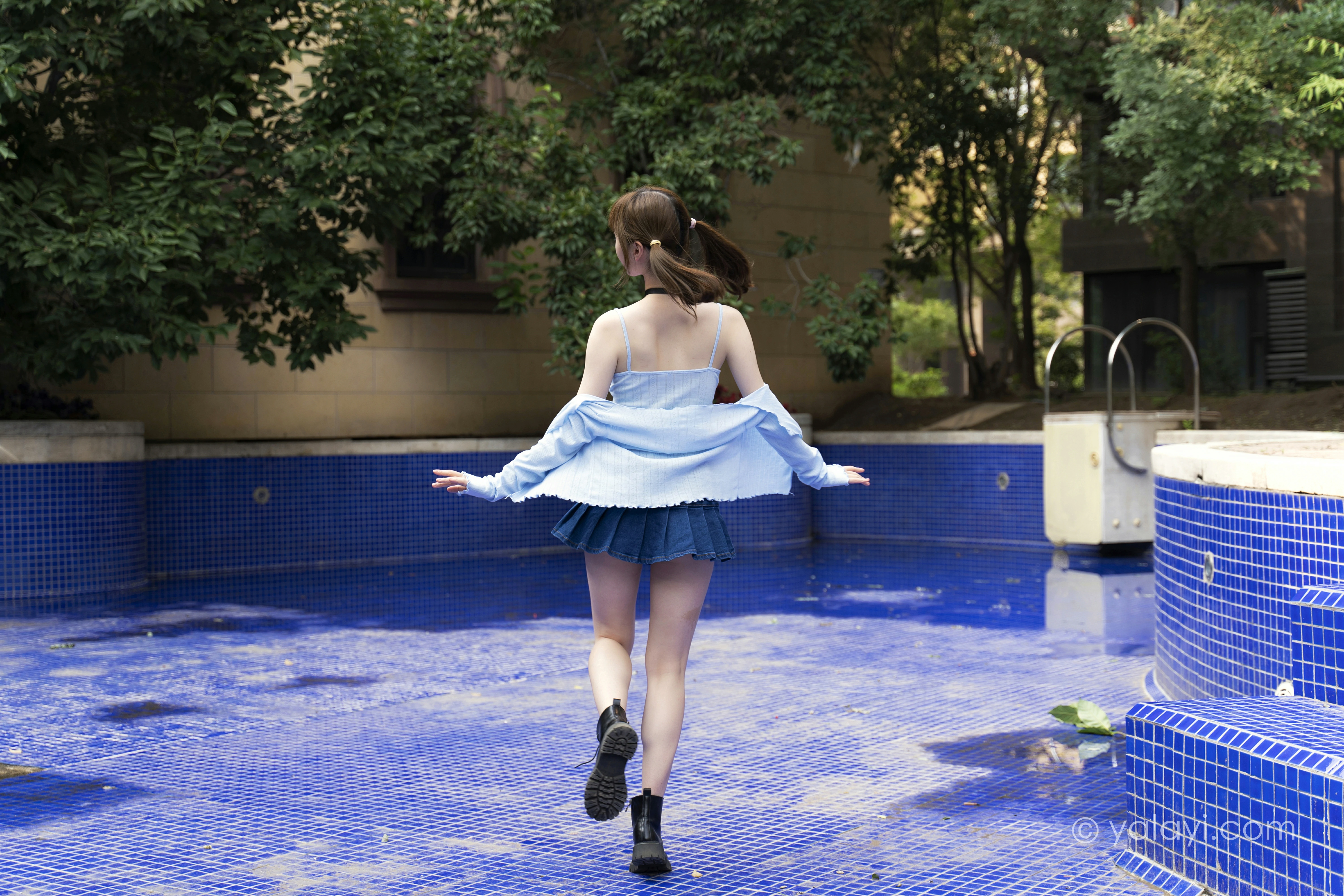 [YALAYI雅拉伊]NO.847 阳光下 京京 蓝色衬衫与小背心加牛仔短裙清纯可爱写真集第7张