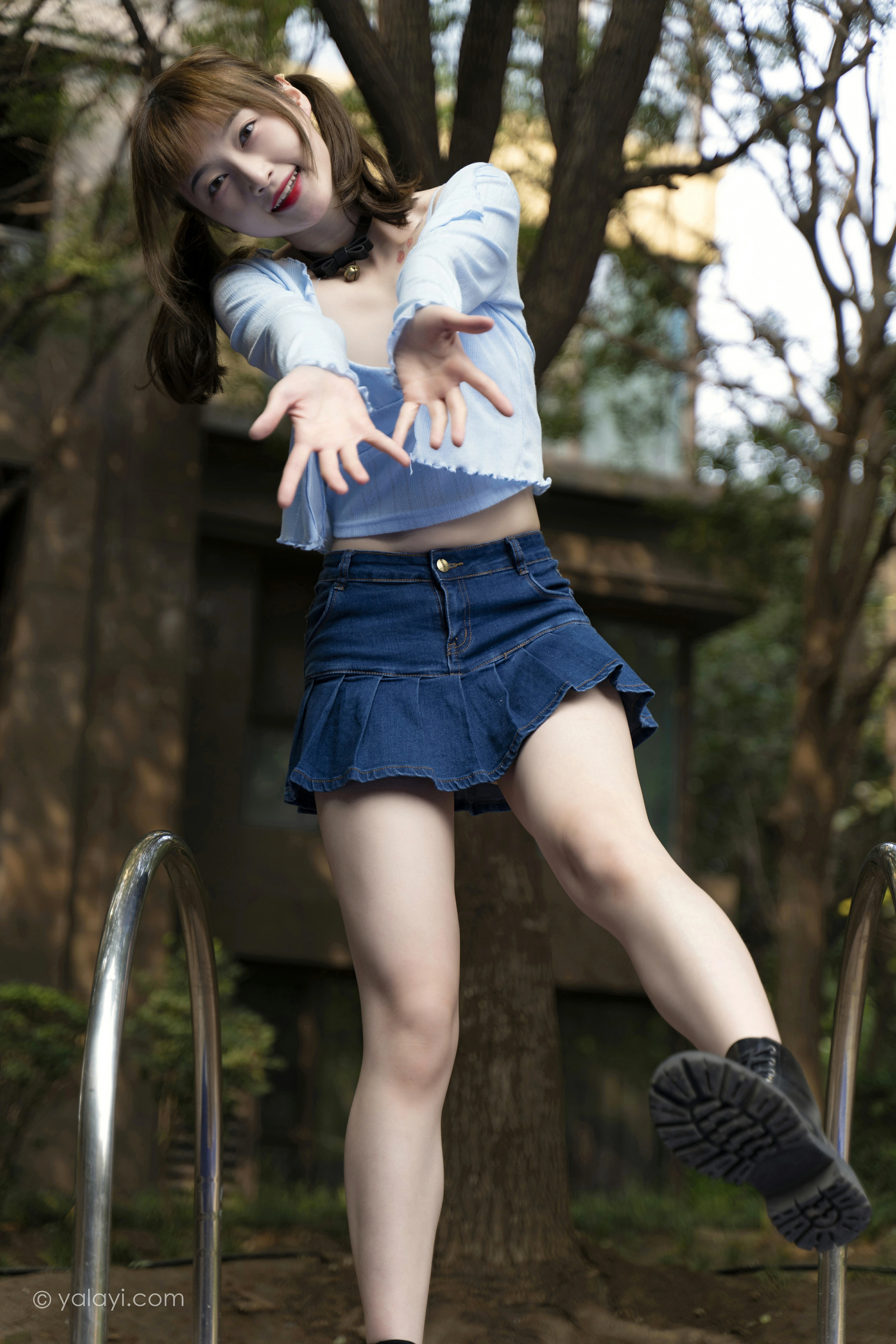 [YALAYI雅拉伊]NO.847 阳光下 京京 蓝色衬衫与小背心加牛仔短裙清纯可爱写真集第8张