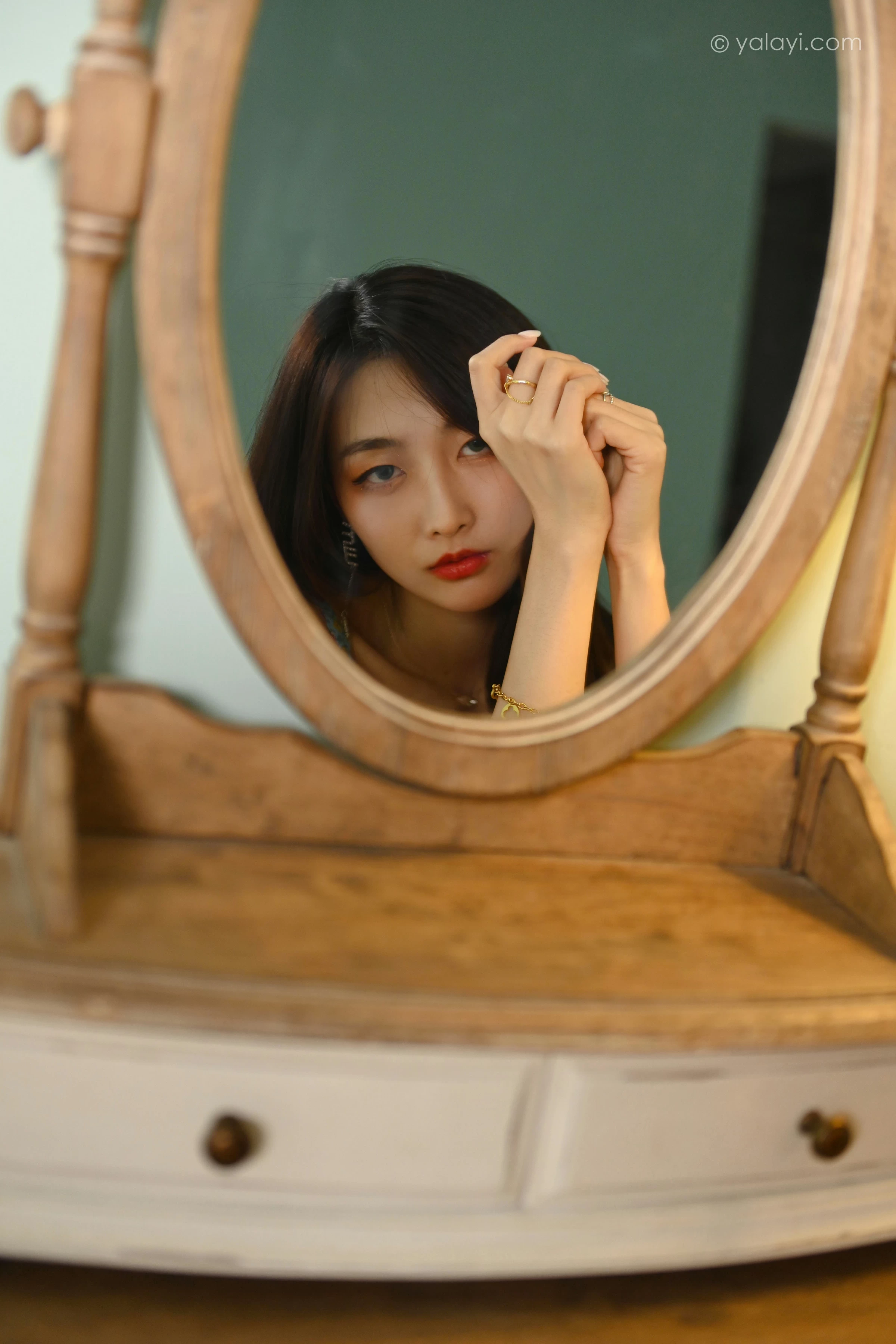 [YALAYI雅拉伊]2022.01.05 镜子里 佳佳 红色吊带连衣裙居家性感写真集第3张