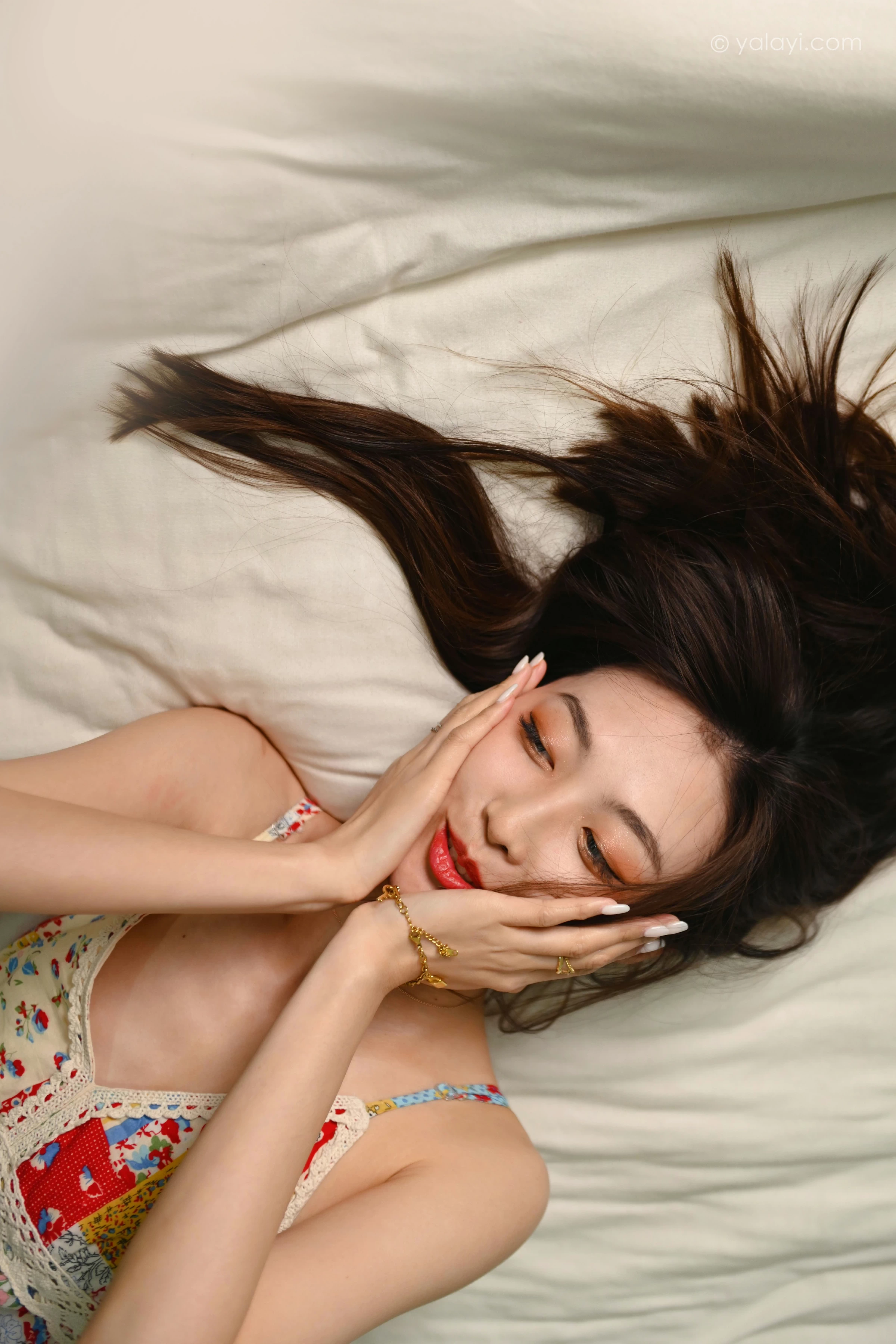 [YALAYI雅拉伊]2022.01.05 镜子里 佳佳 红色吊带连衣裙居家性感写真集第10张