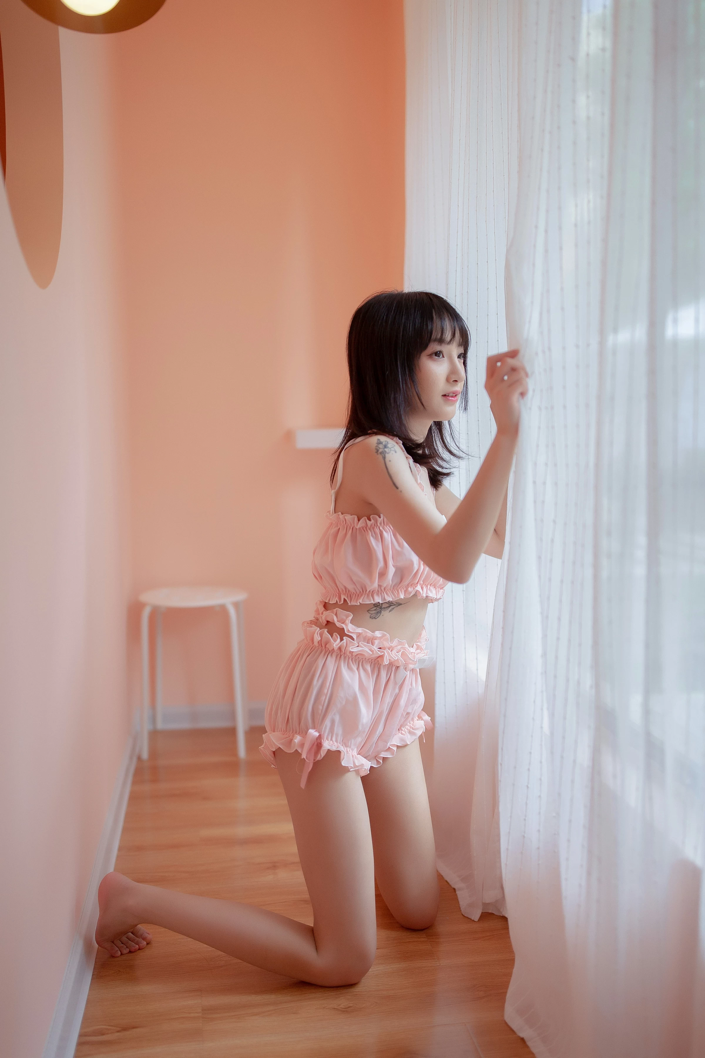 [YALAYI雅拉伊]NO.697 《女友宅日志》 落落 粉色情情趣内衣加短裤性感私房写真集第15张