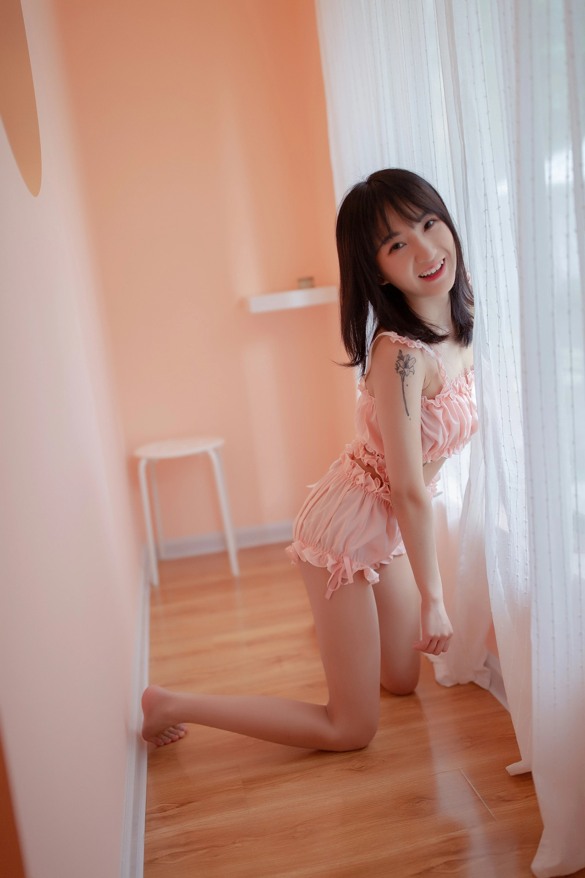 [YALAYI雅拉伊]NO.697 《女友宅日志》 落落 粉色情情趣内衣加短裤性感私房写真集第16张