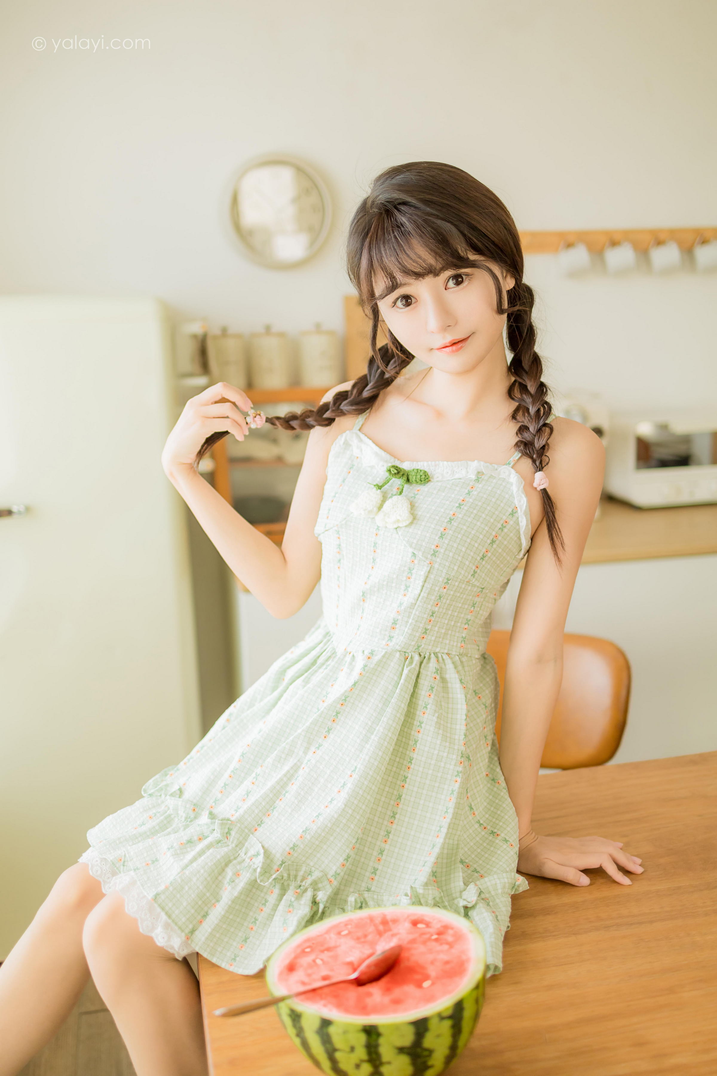 [YALAYI雅拉伊]2022.08.01 夏日甜瓜 小亭 淡青色吊带连衣裙加白色纯绵袜清纯可爱私房写真集第6张