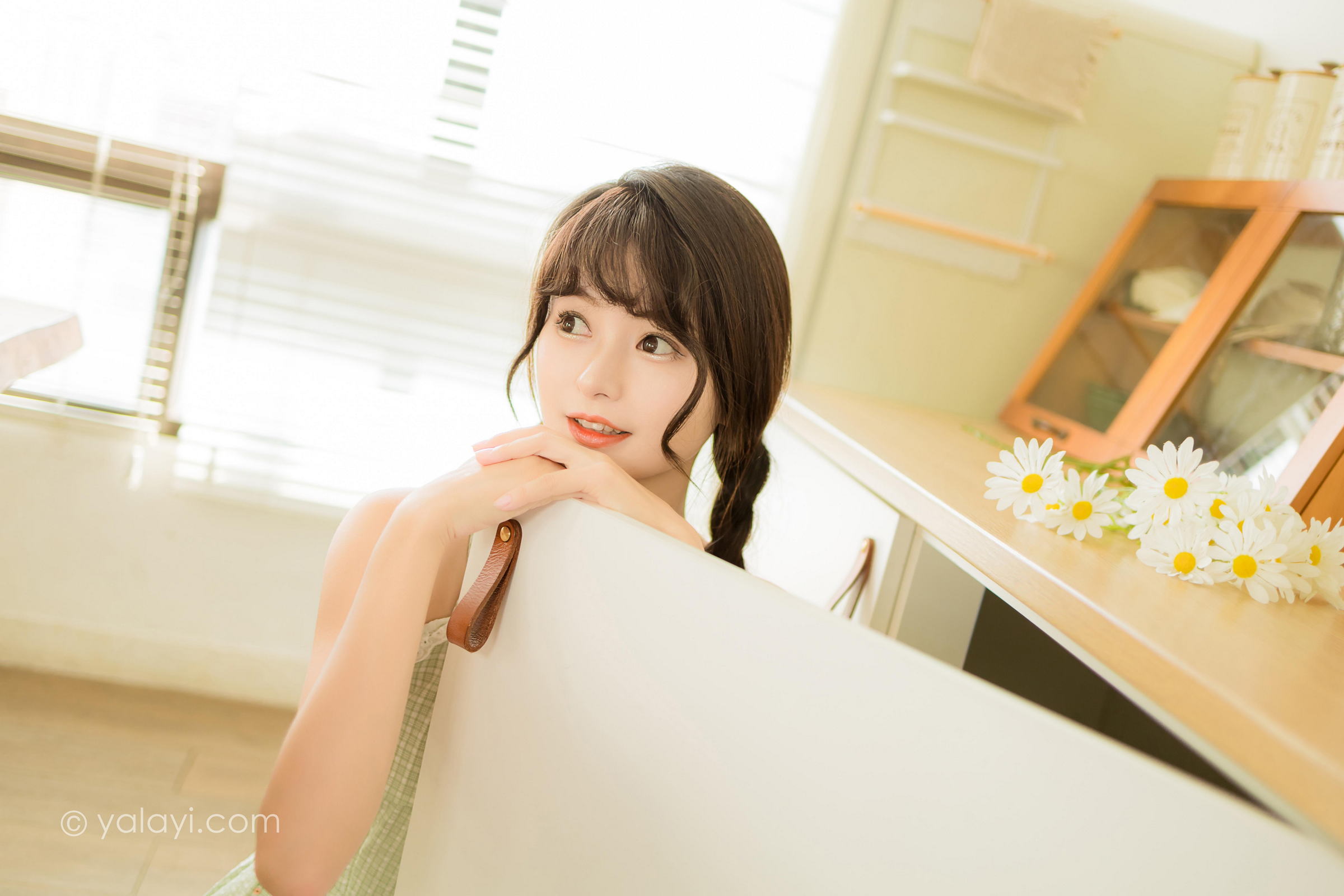 [YALAYI雅拉伊]2022.08.01 夏日甜瓜 小亭 淡青色吊带连衣裙加白色纯绵袜清纯可爱私房写真集第13张