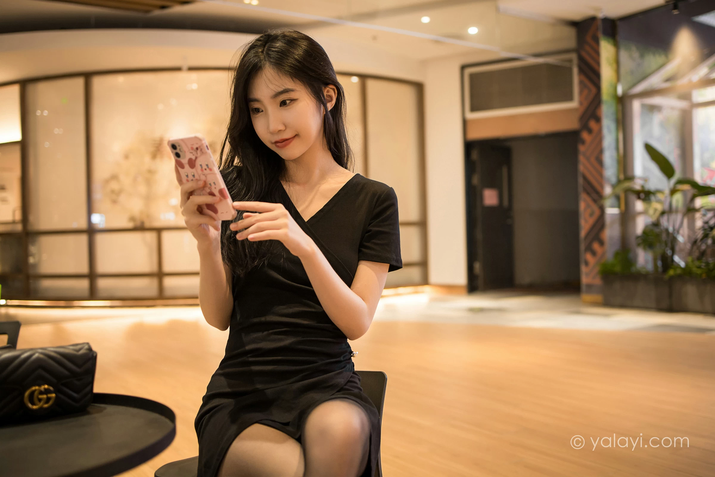 [YALAYI雅拉伊]2022.01.10 梦见前女友 小乔 黑色连衣裙加黑丝美腿性感写真集第5张