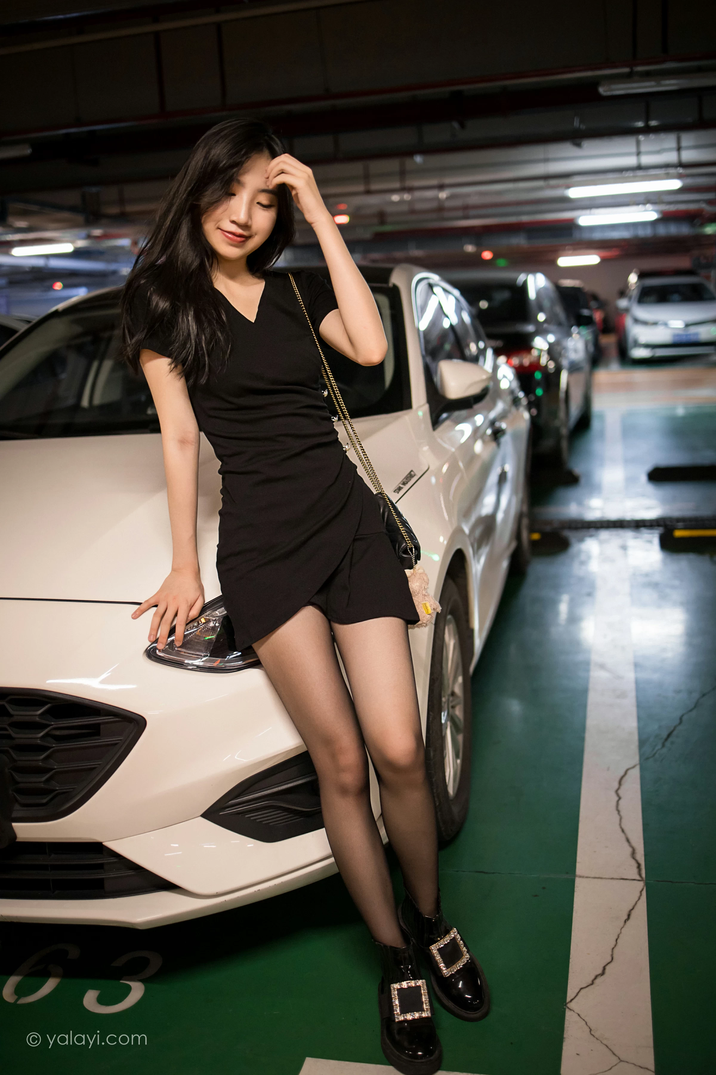 [YALAYI雅拉伊]2022.01.10 梦见前女友 小乔 黑色连衣裙加黑丝美腿性感写真集第7张