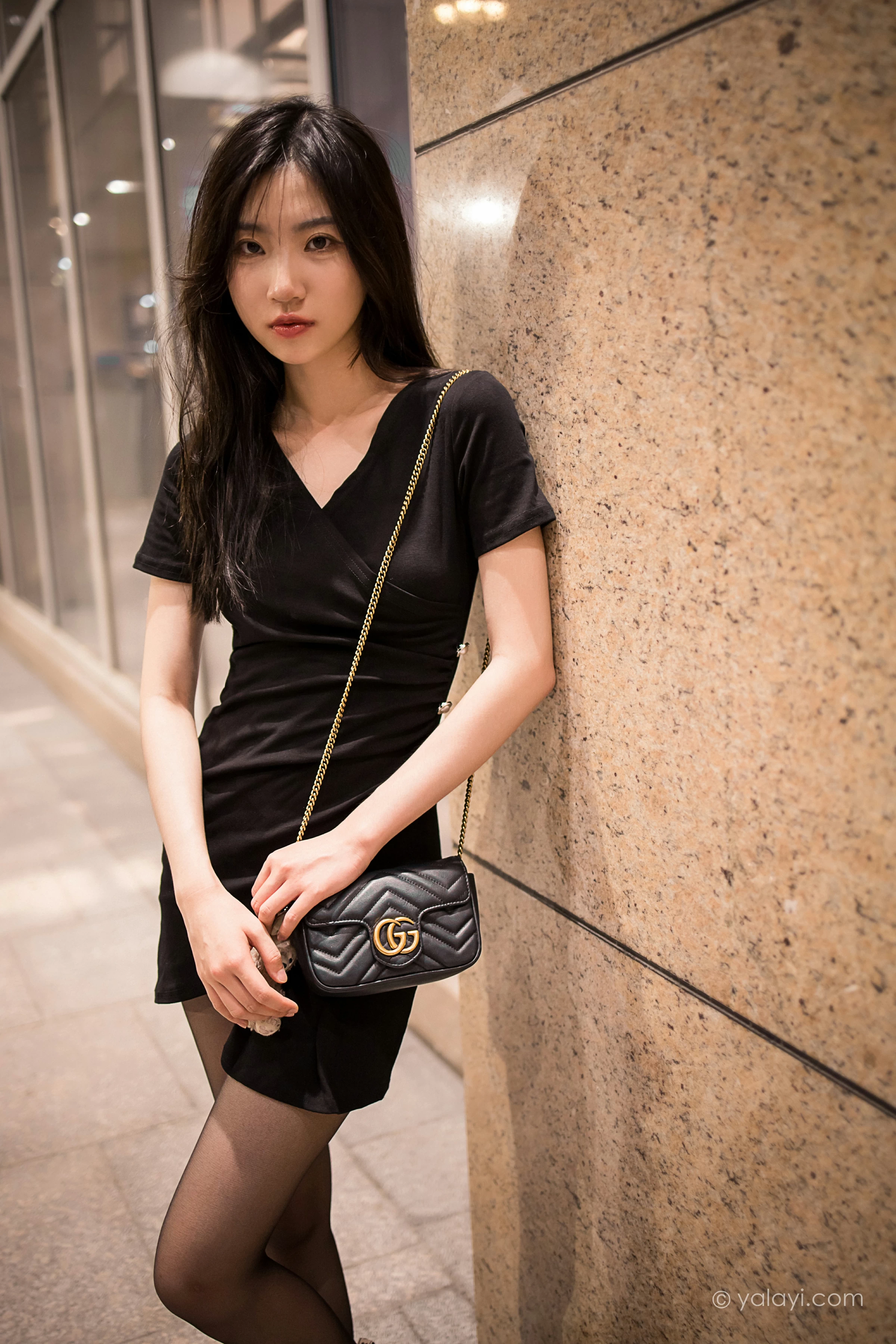 [YALAYI雅拉伊]2022.01.10 梦见前女友 小乔 黑色连衣裙加黑丝美腿性感写真集第10张