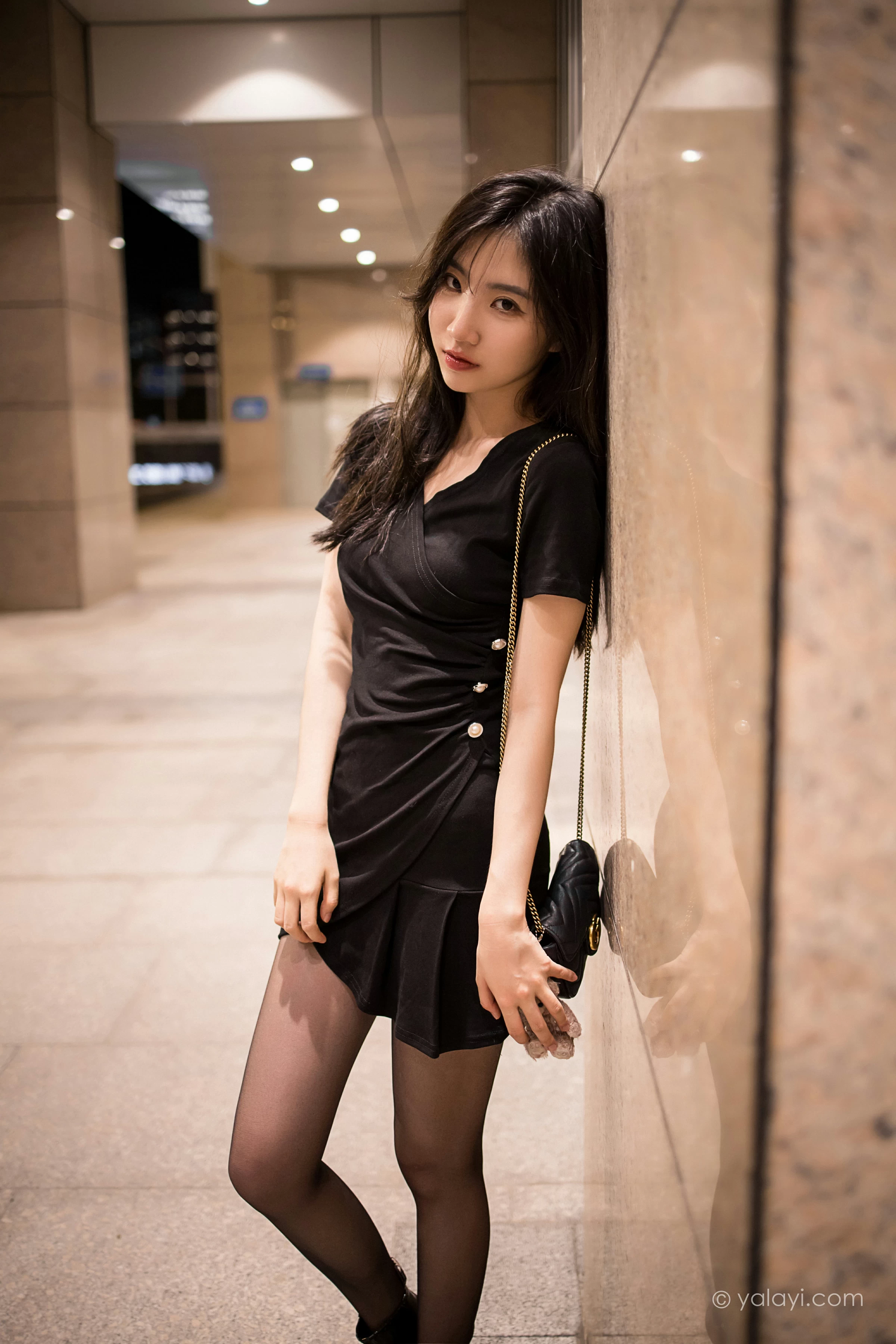 [YALAYI雅拉伊]2022.01.10 梦见前女友 小乔 黑色连衣裙加黑丝美腿性感写真集第11张