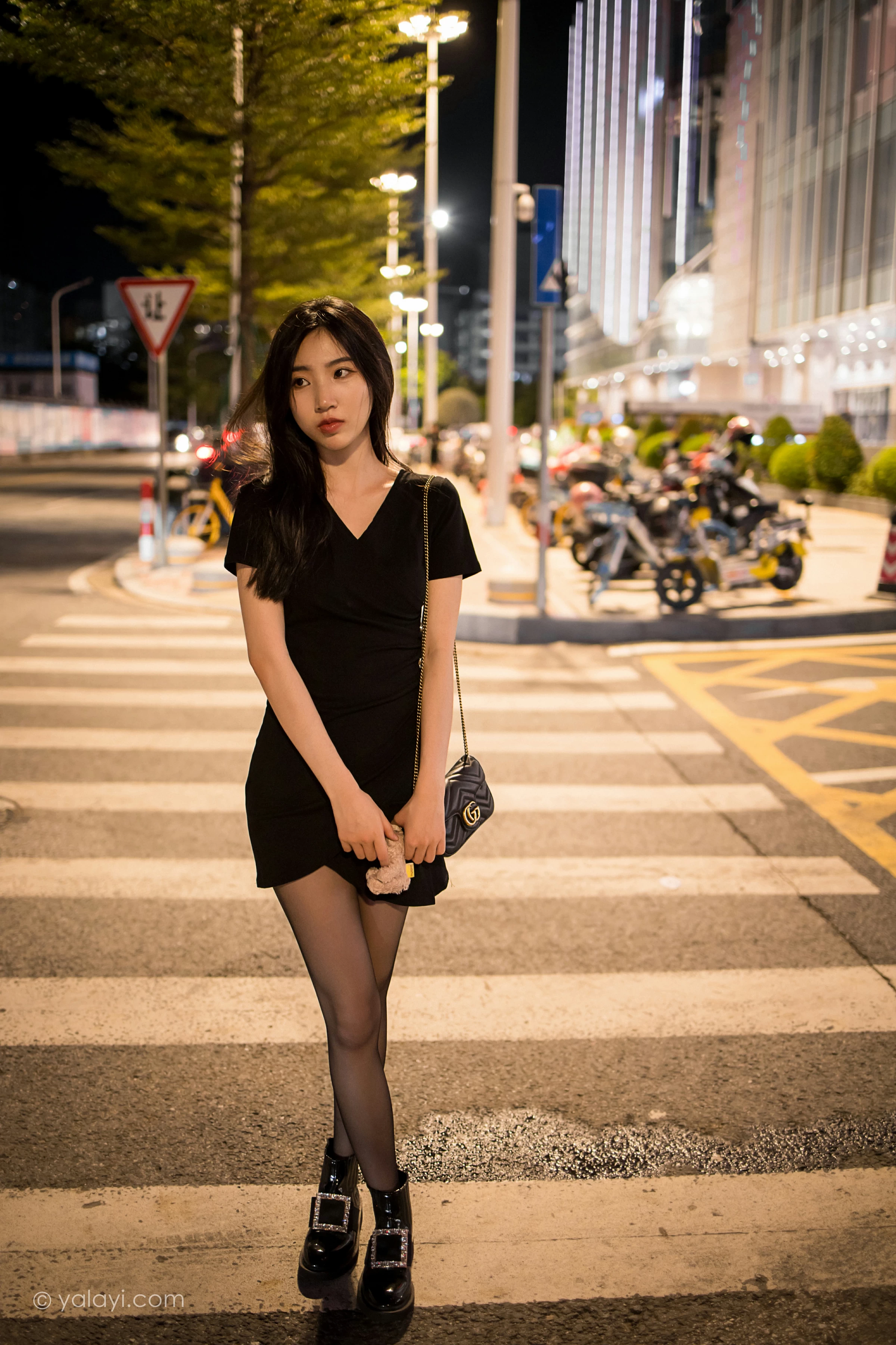 [YALAYI雅拉伊]2022.01.10 梦见前女友 小乔 黑色连衣裙加黑丝美腿性感写真集第11张