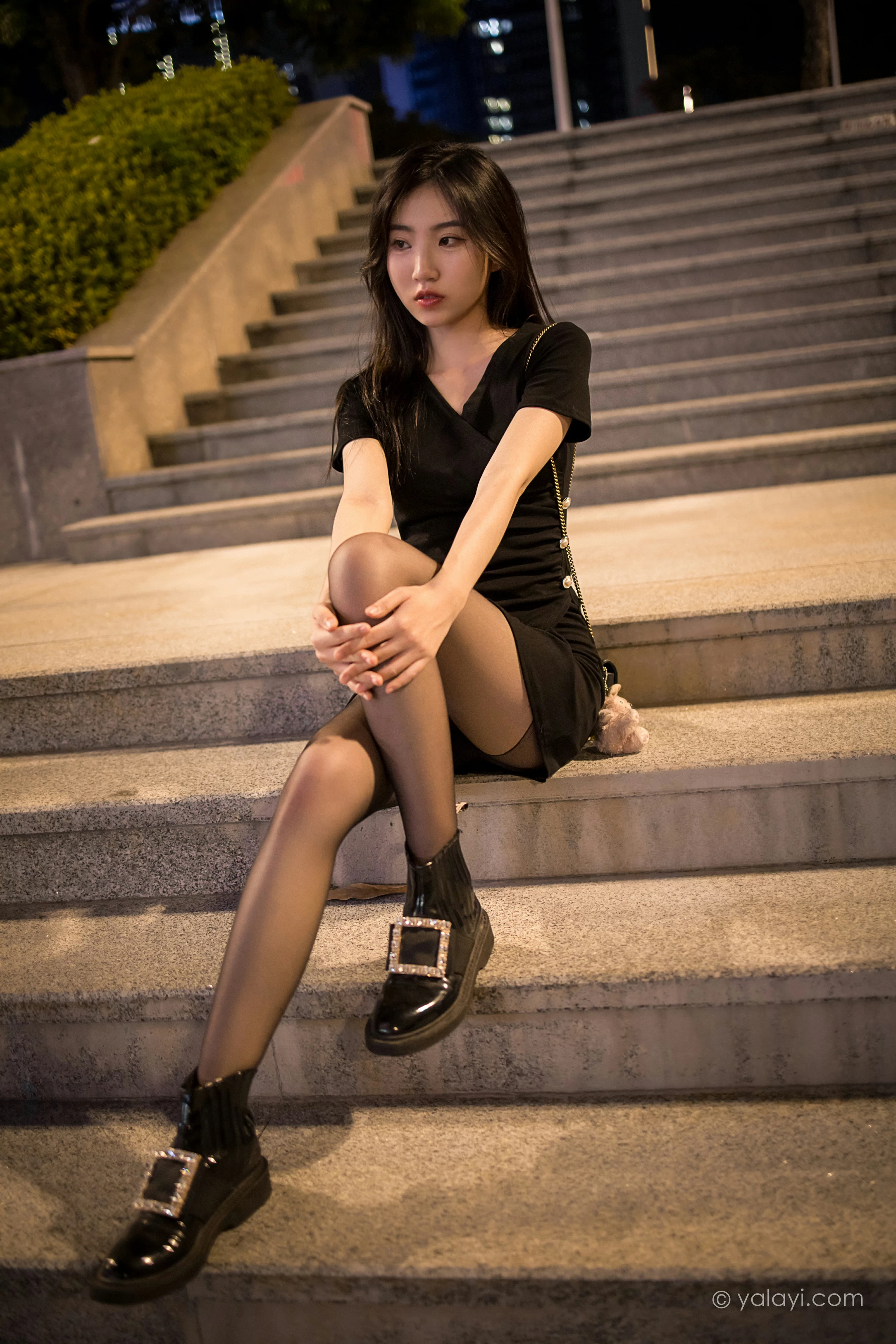 [YALAYI雅拉伊]2022.01.10 梦见前女友 小乔 黑色连衣裙加黑丝美腿性感写真集第12张