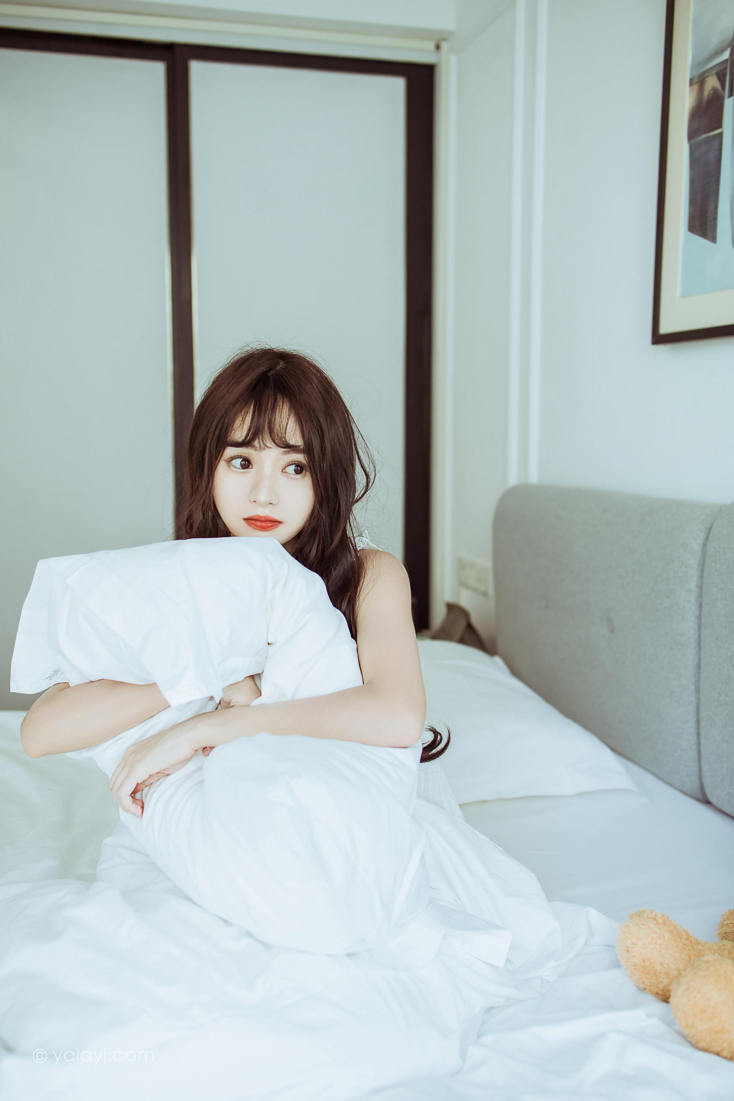 [YALAYI雅拉伊]2022.09.09 静思 小亭 白色蕾丝连衣裙与美腿玉足居家清纯写真集第3张