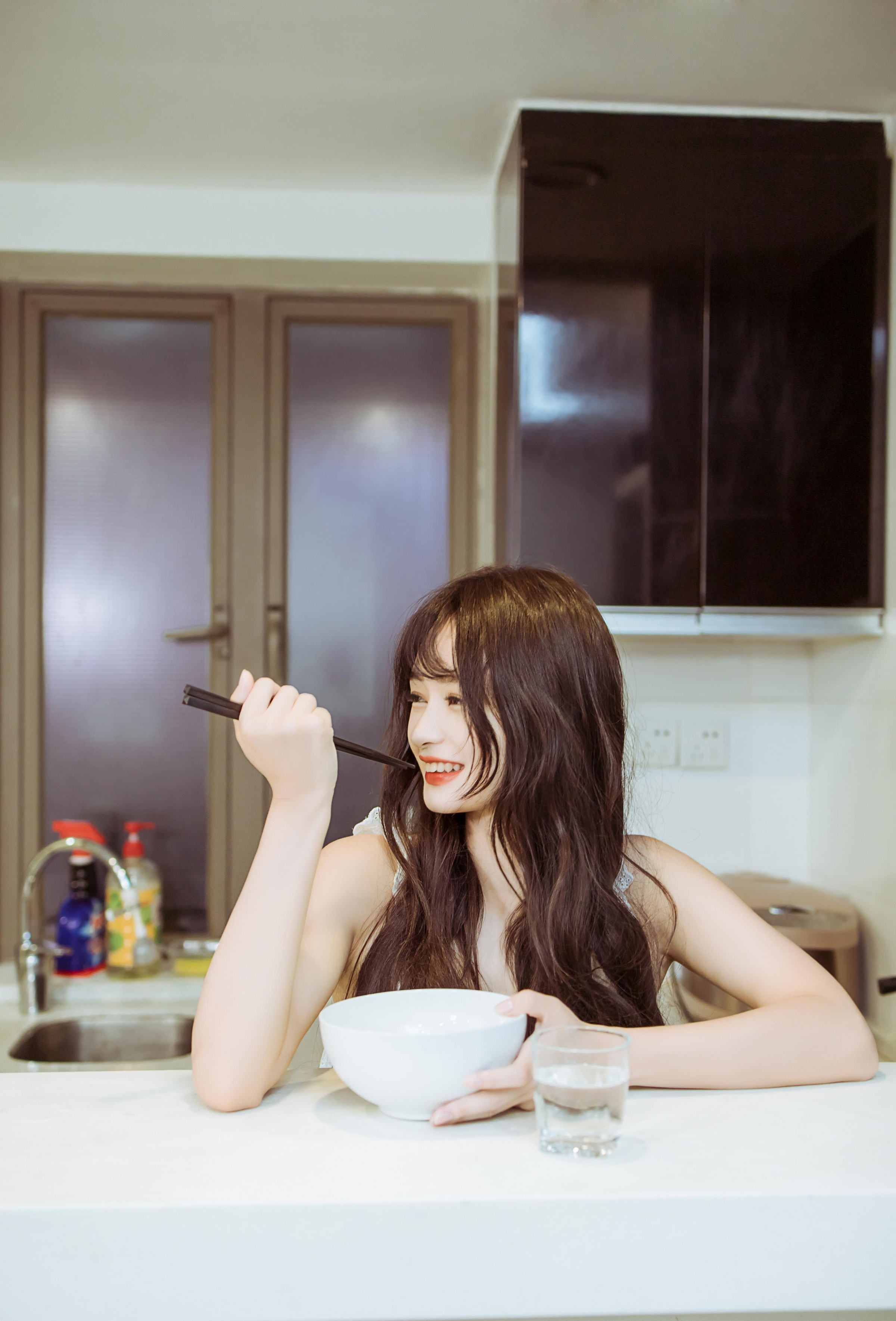 [YALAYI雅拉伊]2022.09.09 静思 小亭 白色蕾丝连衣裙与美腿玉足居家清纯写真集第10张