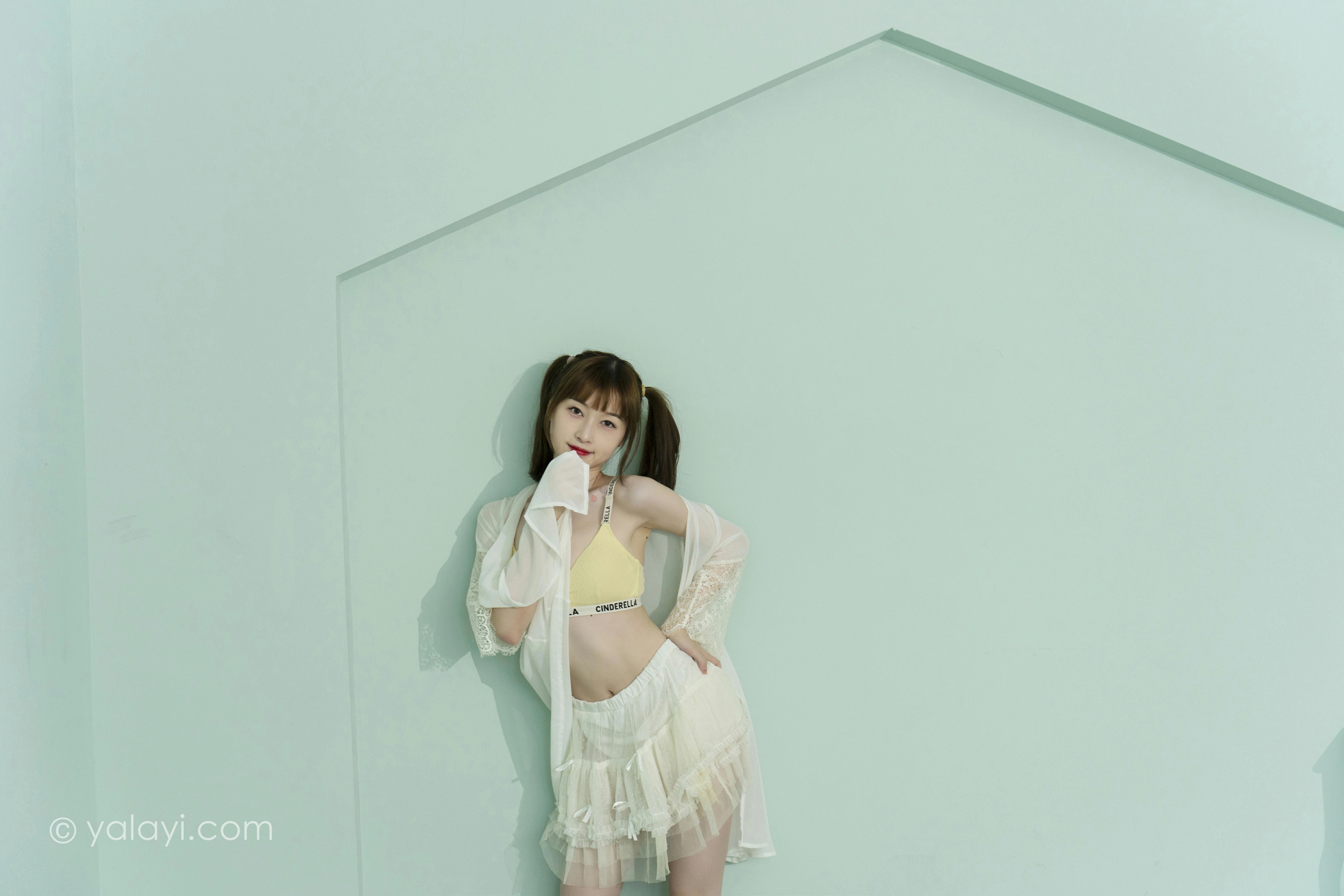 [YALAYI雅拉伊]NO.849 花漾裙裙 京京 白色透视睡衣与短裙加黄色内衣性感写真集第2张