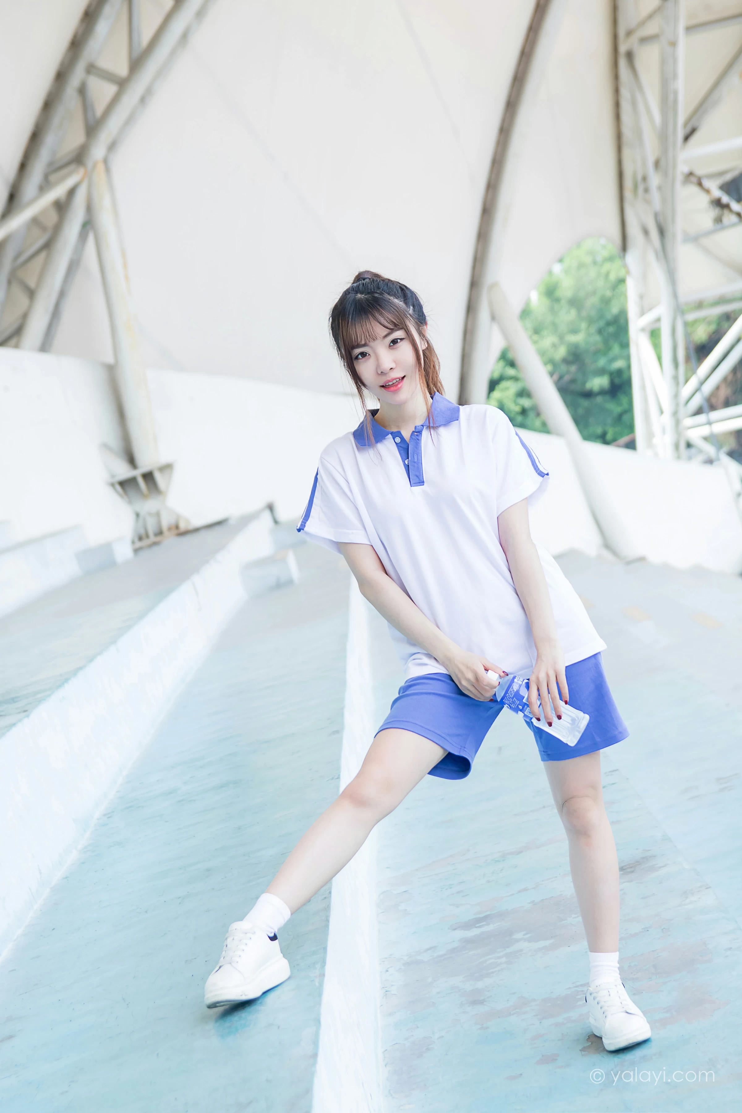 [YALAYI雅拉伊]NO.731 《那些年》 阳阳 白色短袖校服加蓝色短裤私房写真集第3张