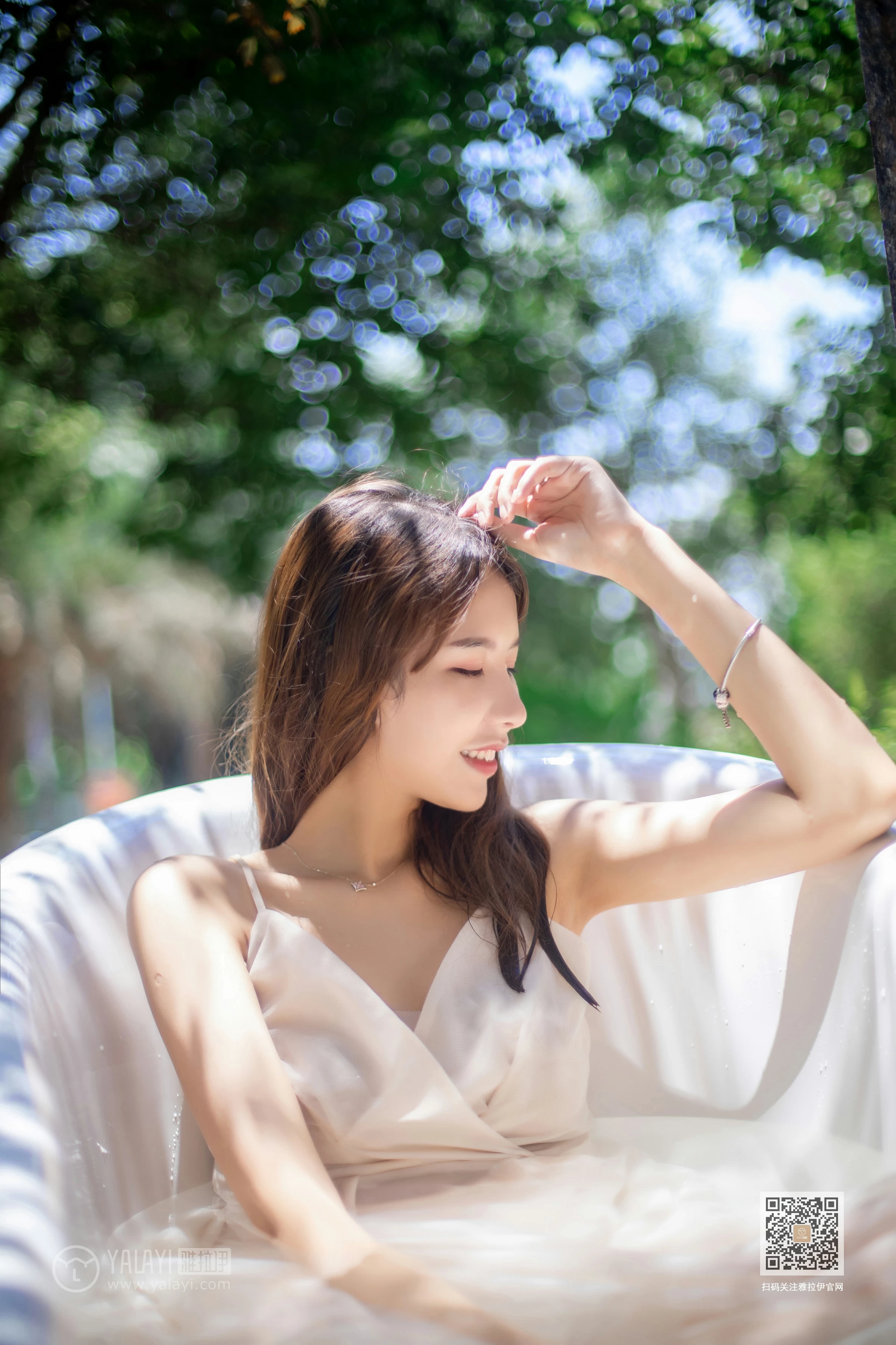 [YALAYI雅拉伊]Vol.453 天浴 令狐美 白色吊带透视连衣裙性感私房写真集第4张