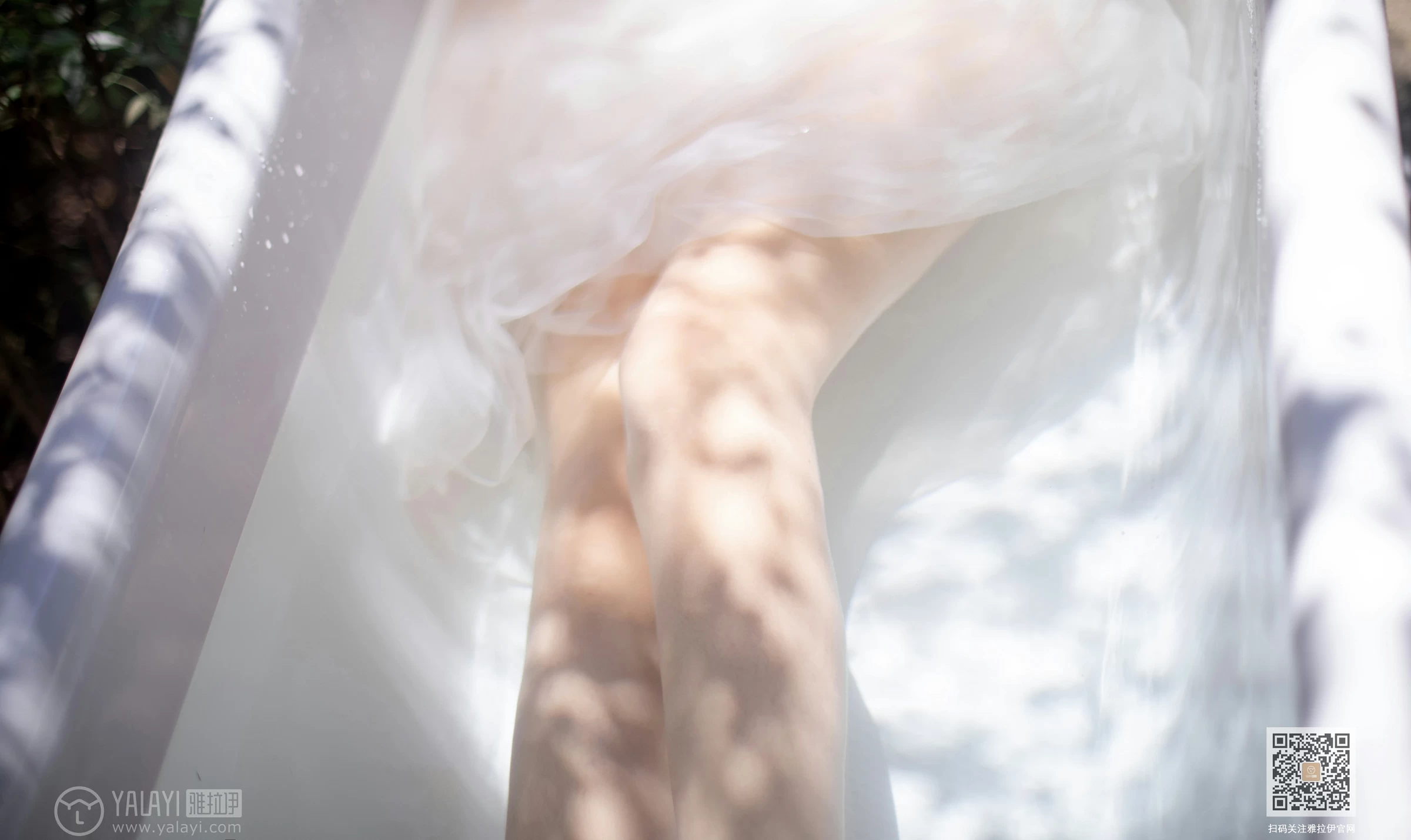 [YALAYI雅拉伊]Vol.453 天浴 令狐美 白色吊带透视连衣裙性感私房写真集第5张