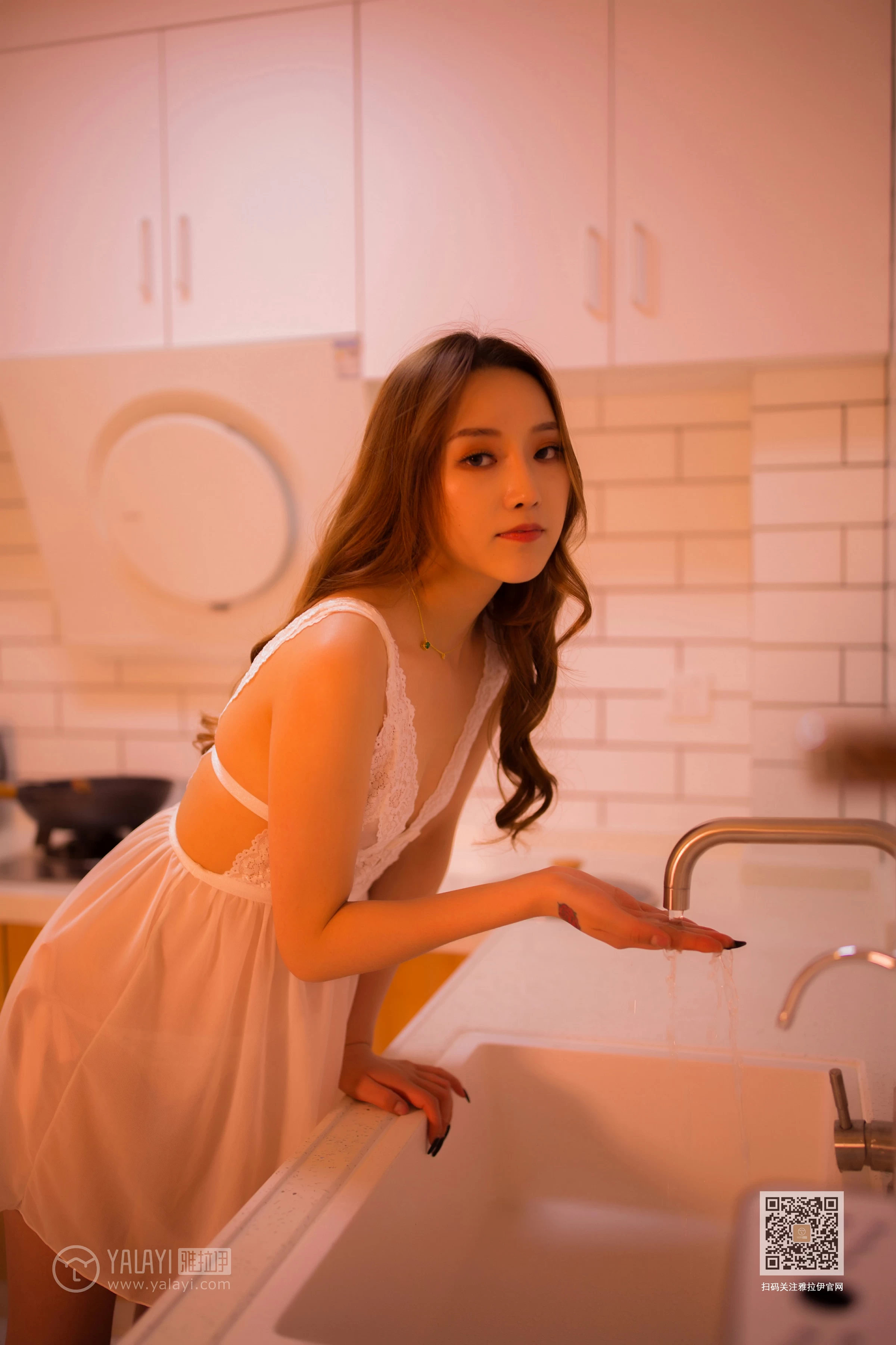 [YALAYI雅拉伊]Vol.461 下班快回来 上官莹莹 白色透视情趣睡衣性感私房写真集第6张
