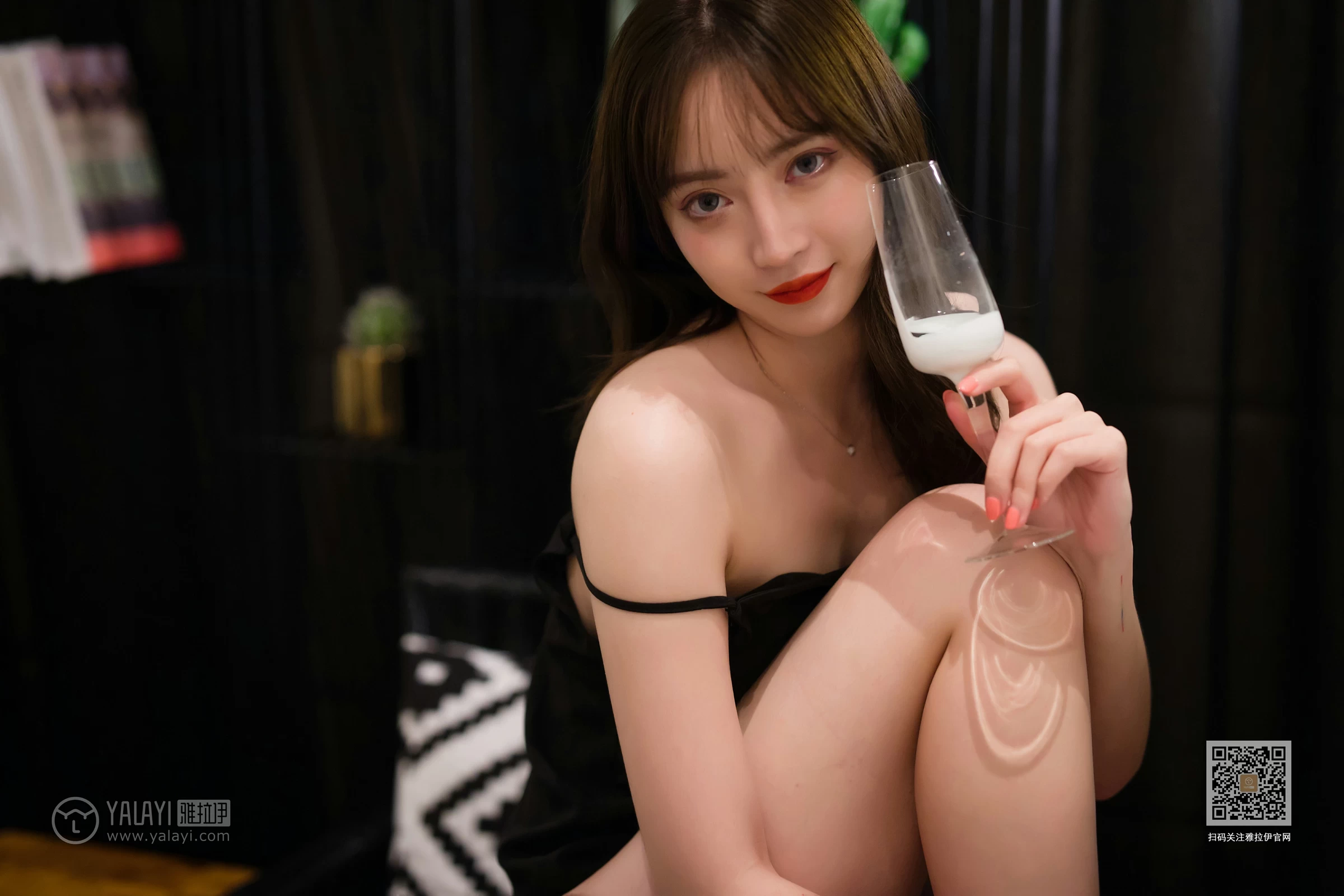 [YALAYI雅拉伊]Vol.477 小吊带 白雪 黑色背心加黑色蕾丝内裤性感私房写真集第7张