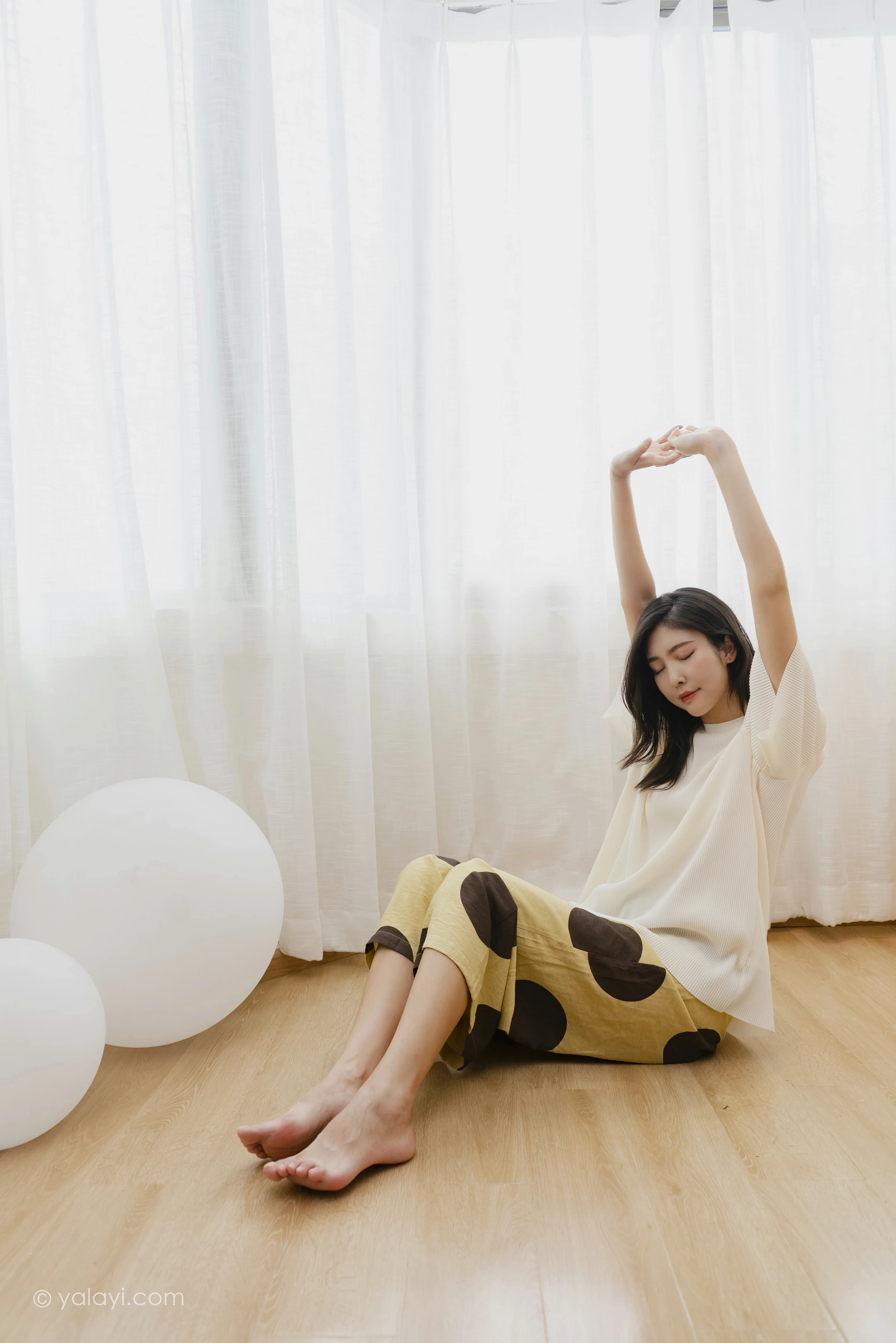 [YALAYI雅拉伊]NO.698 《亲爱的请放松》 苍儿 白色短袖加黄色短裤居家私房写真集第7张
