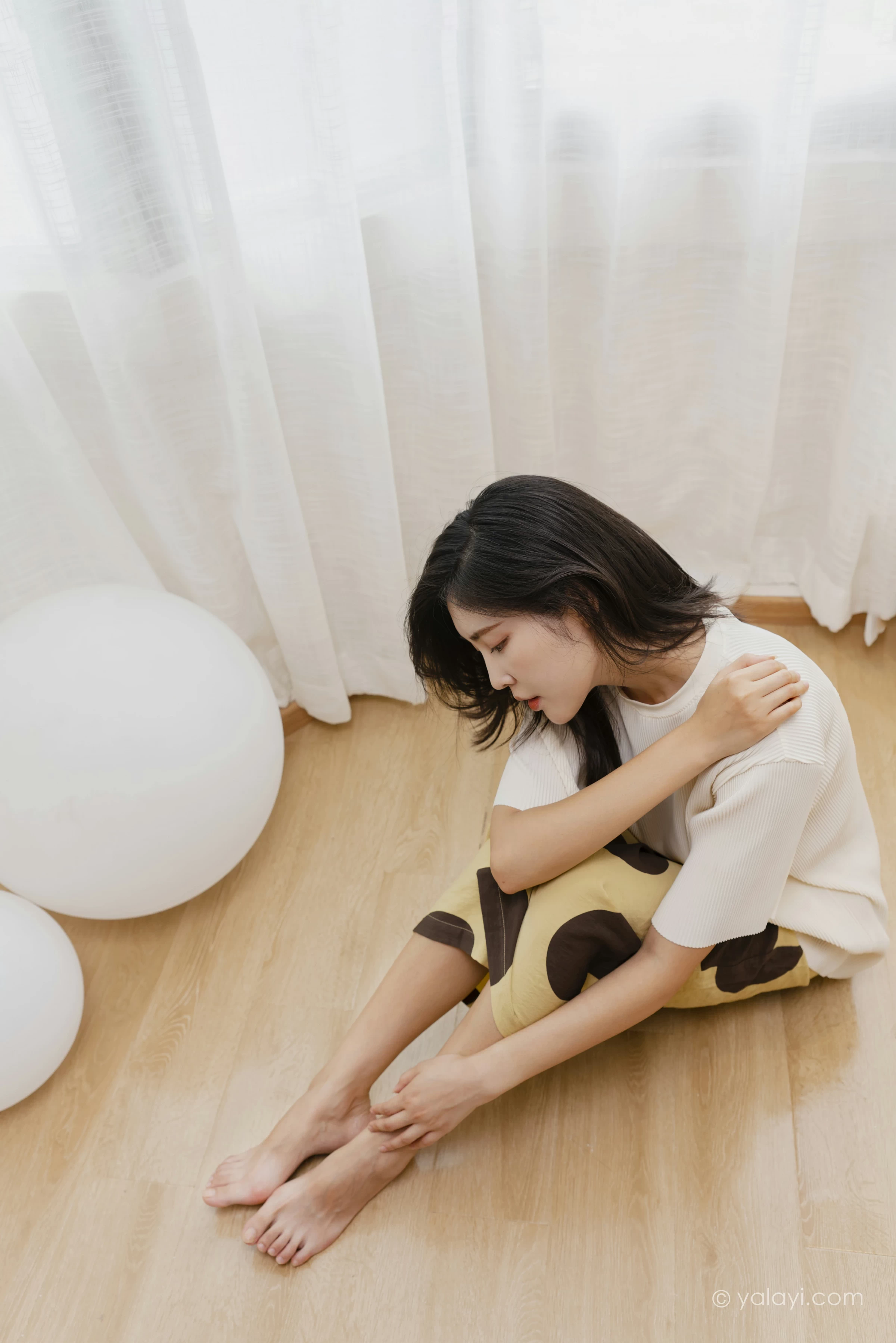 [YALAYI雅拉伊]NO.698 《亲爱的请放松》 苍儿 白色短袖加黄色短裤居家私房写真集第8张