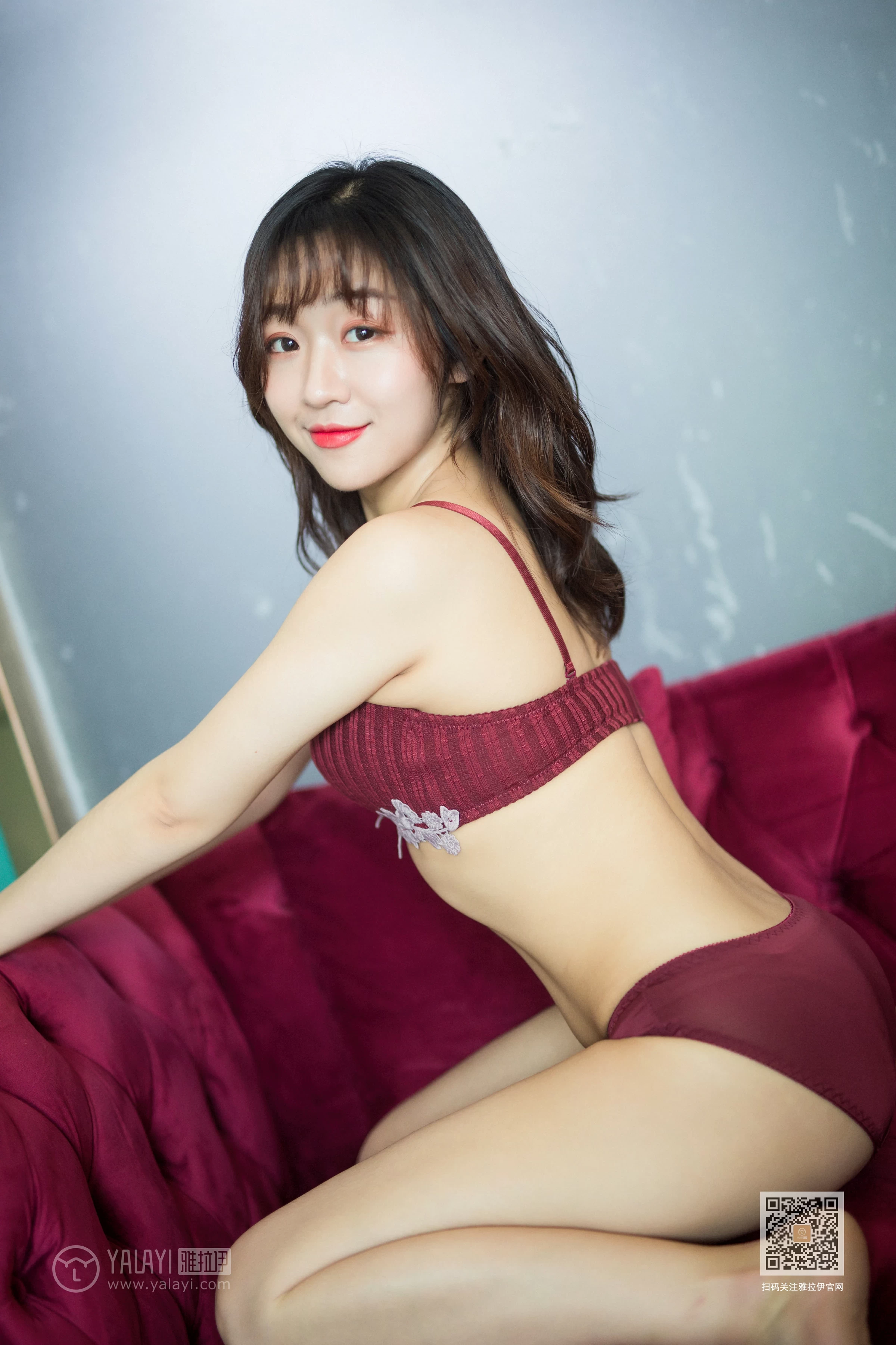 [YALAYI雅拉伊]Vol.514 紫红天鹅绒 小颖 黑色睡衣加红色性感内衣私房写真集第7张