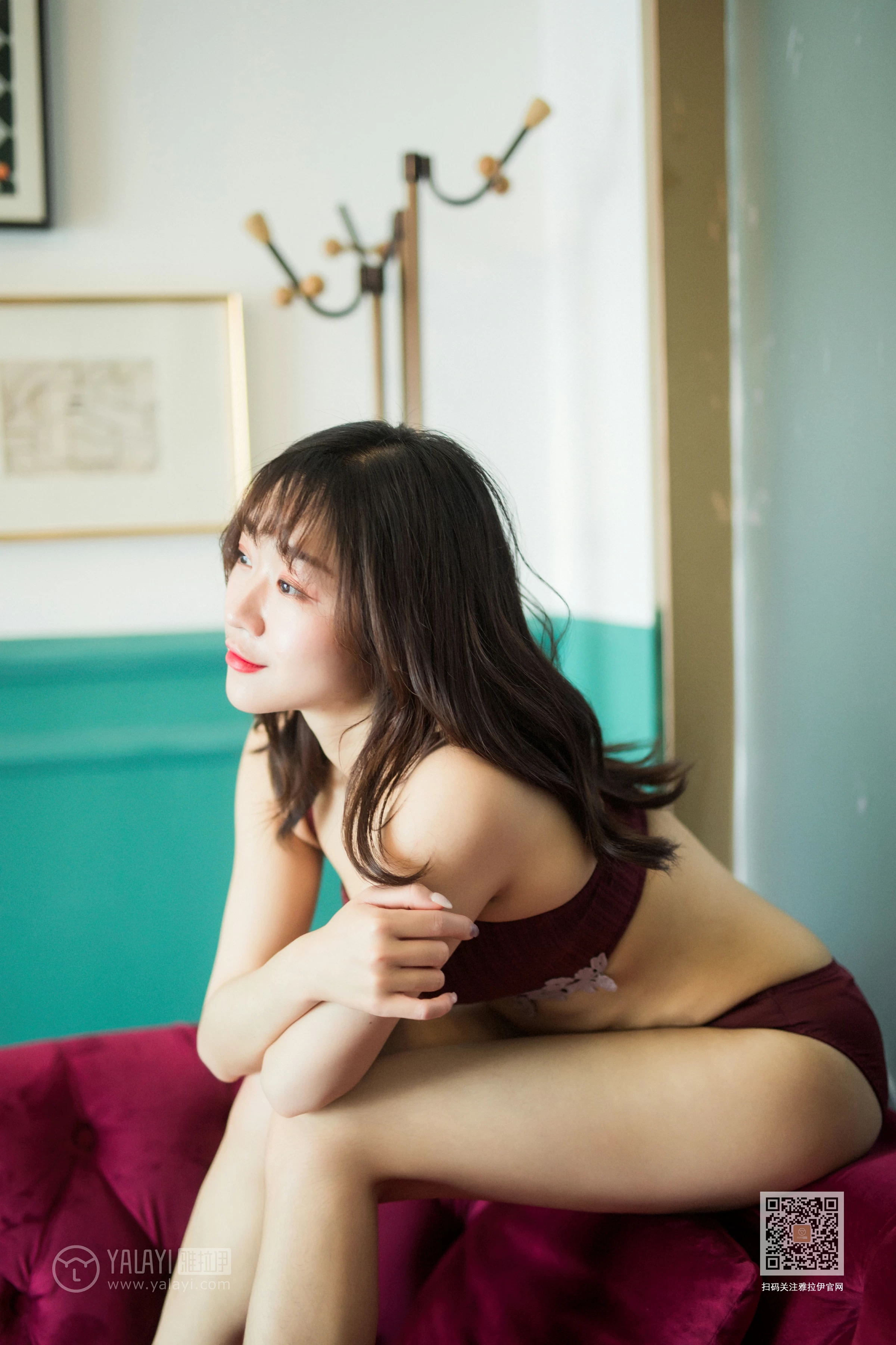 [YALAYI雅拉伊]Vol.514 紫红天鹅绒 小颖 黑色睡衣加红色性感内衣私房写真集第11张
