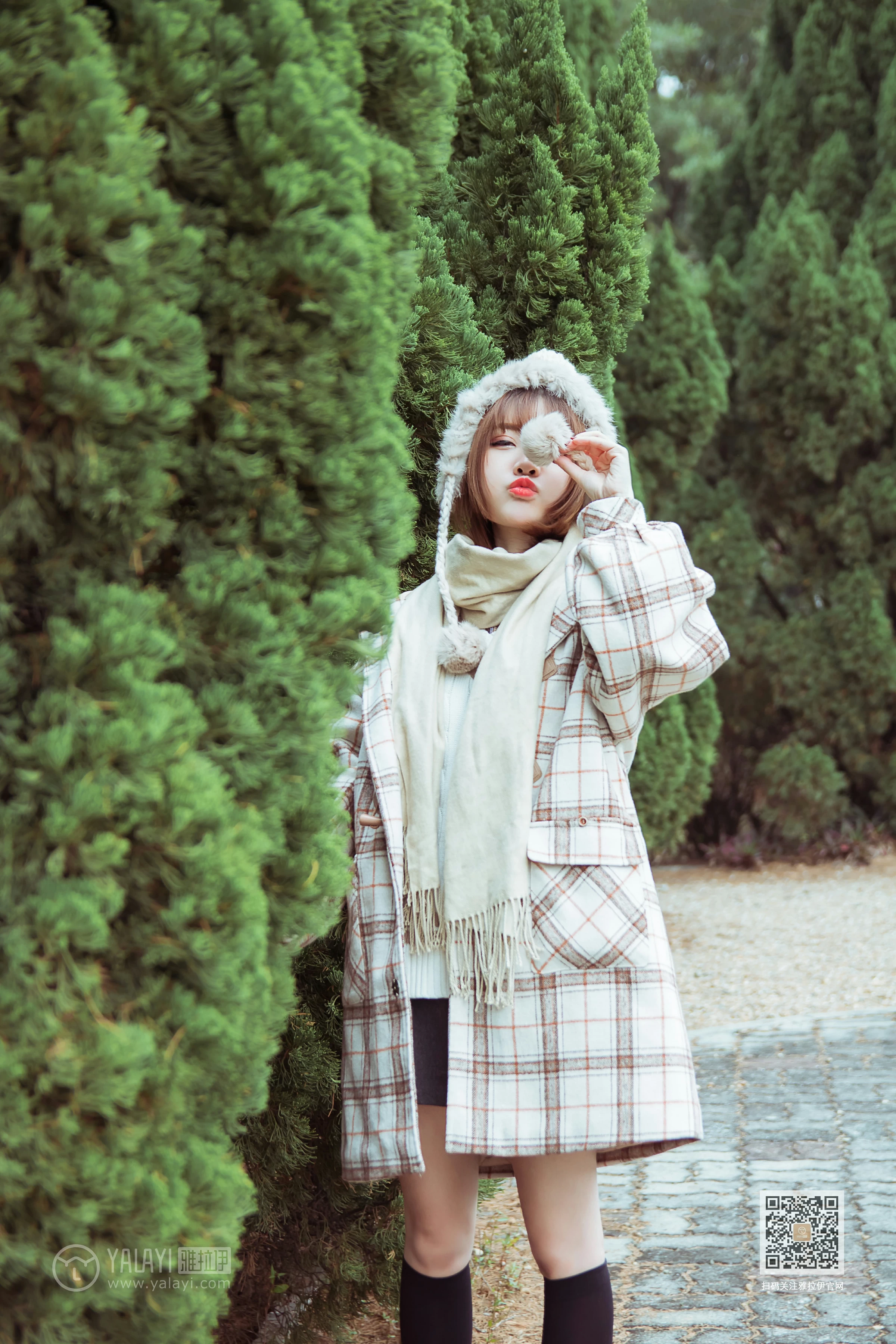 [YALAYI雅拉伊]Vol.515 冬日 阳阳 白色大衣加黑色短裙清纯可爱私房写真集第2张