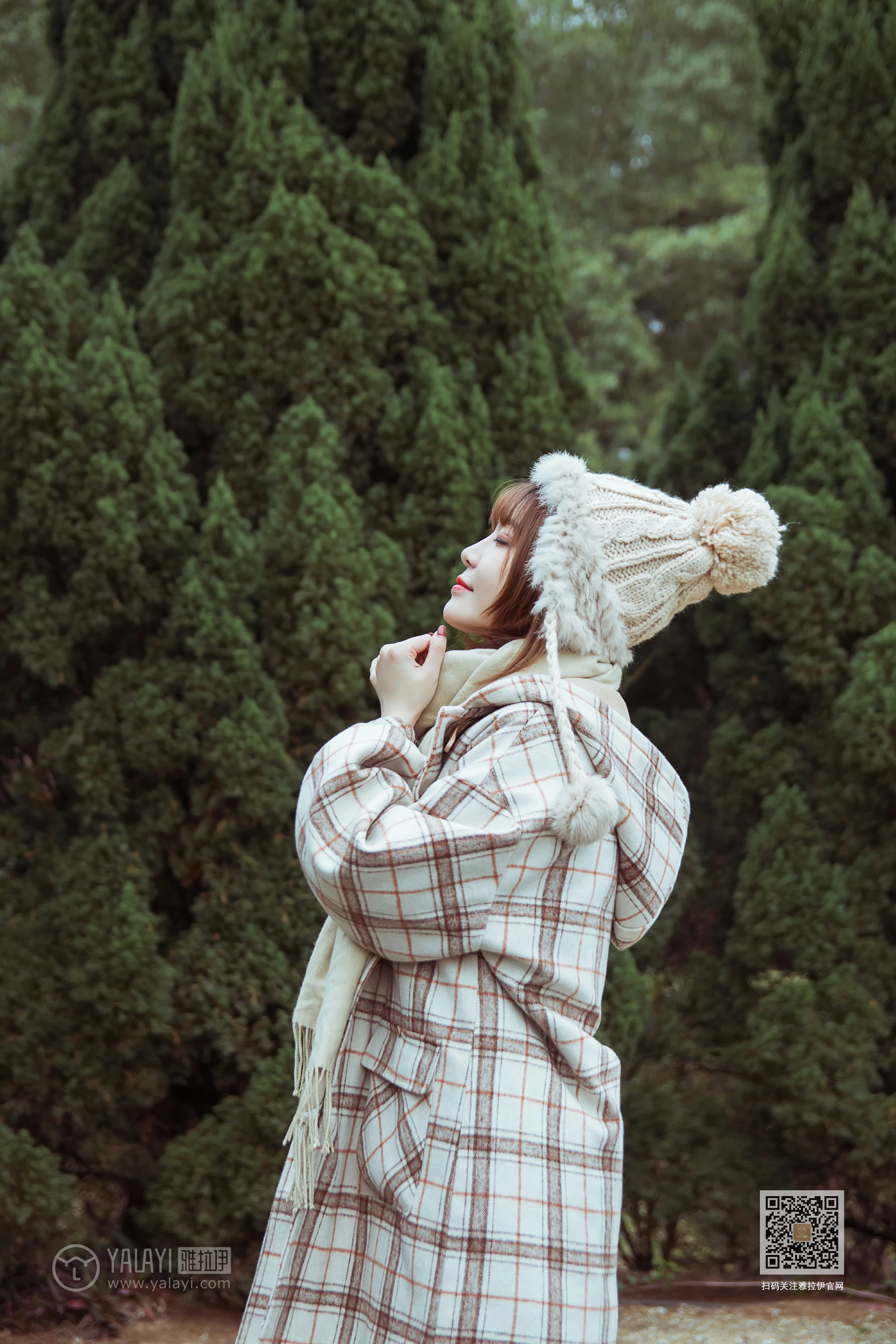 [YALAYI雅拉伊]Vol.515 冬日 阳阳 白色大衣加黑色短裙清纯可爱私房写真集第4张
