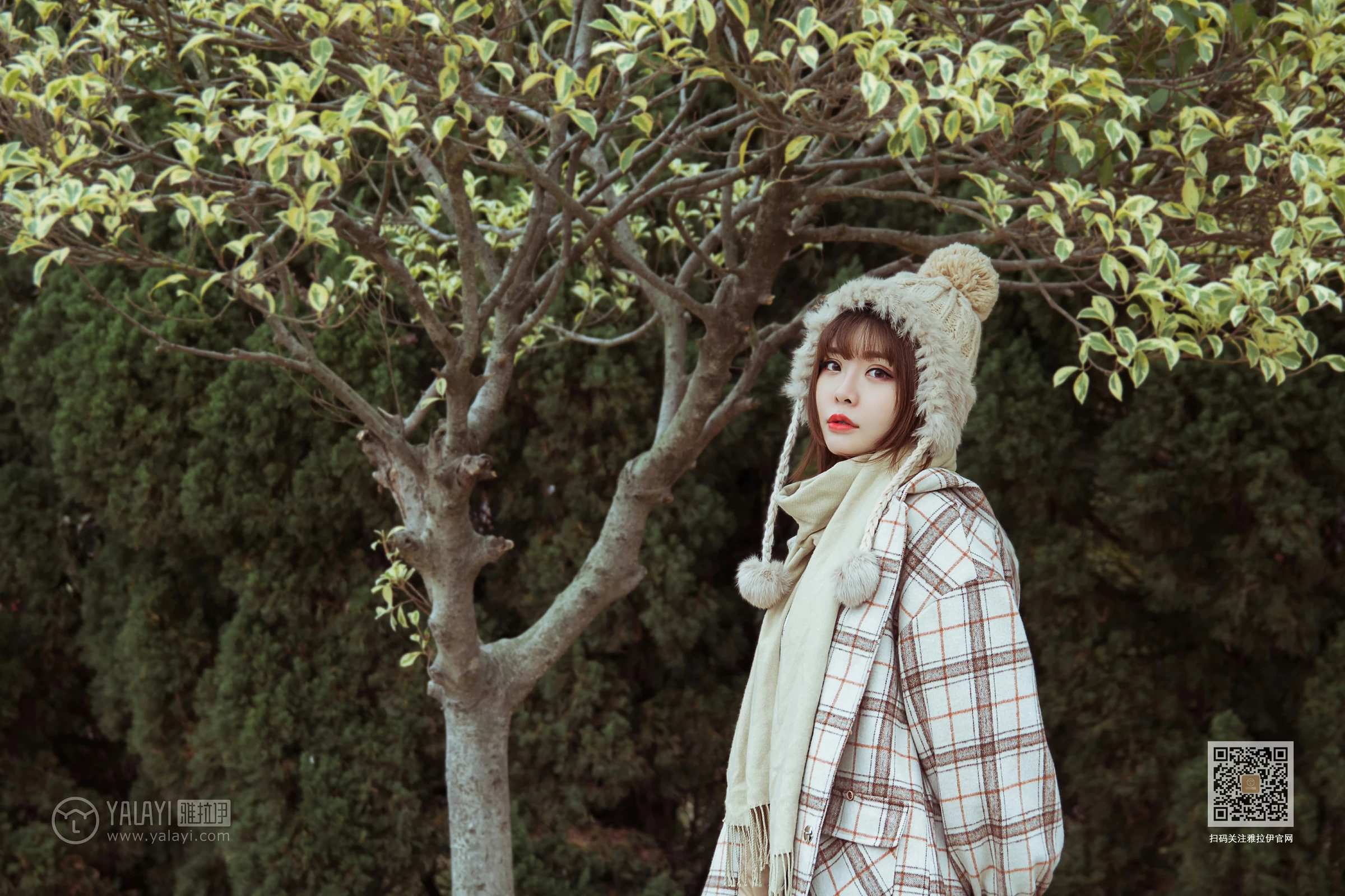 [YALAYI雅拉伊]Vol.515 冬日 阳阳 白色大衣加黑色短裙清纯可爱私房写真集第5张