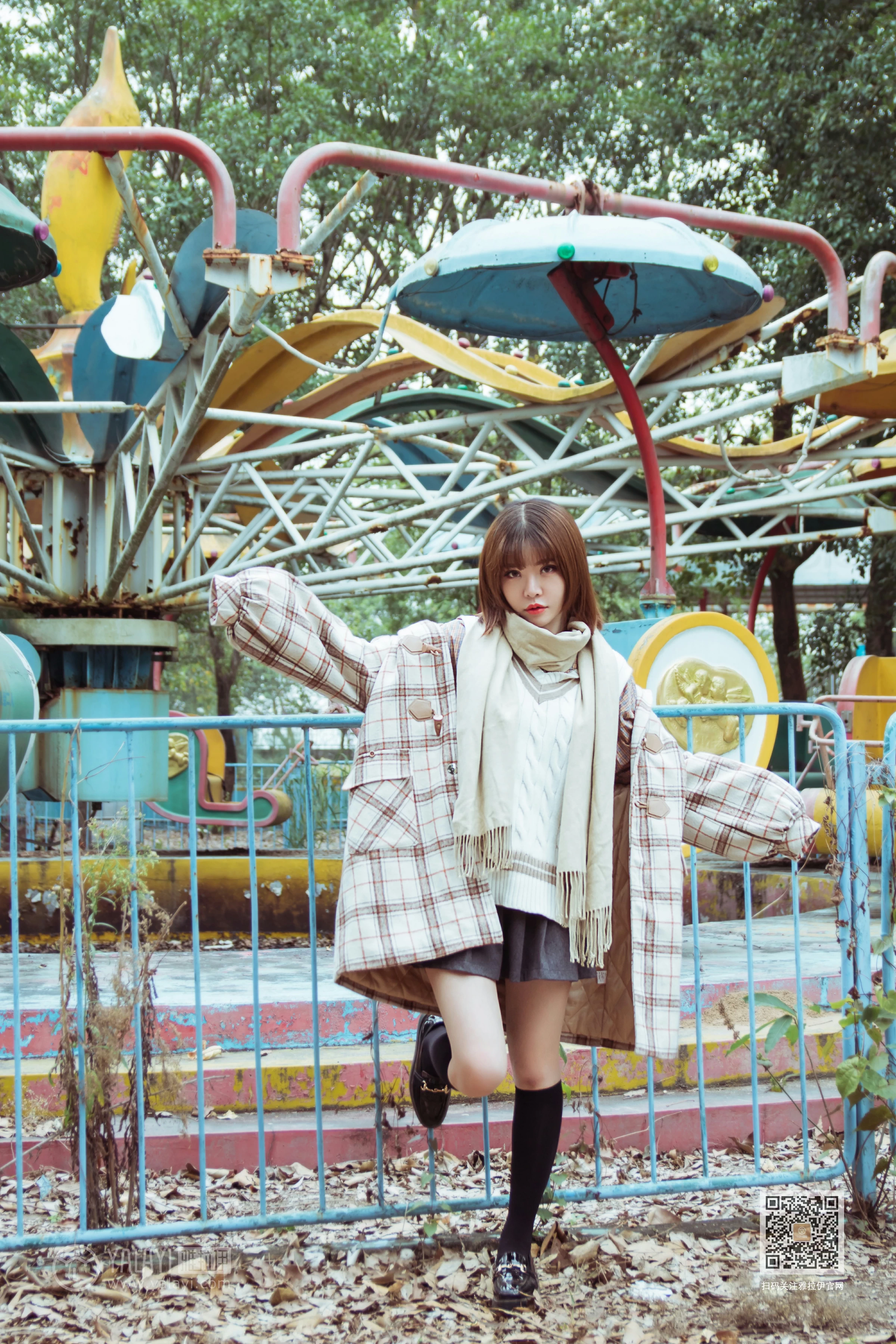 [YALAYI雅拉伊]Vol.515 冬日 阳阳 白色大衣加黑色短裙清纯可爱私房写真集第8张