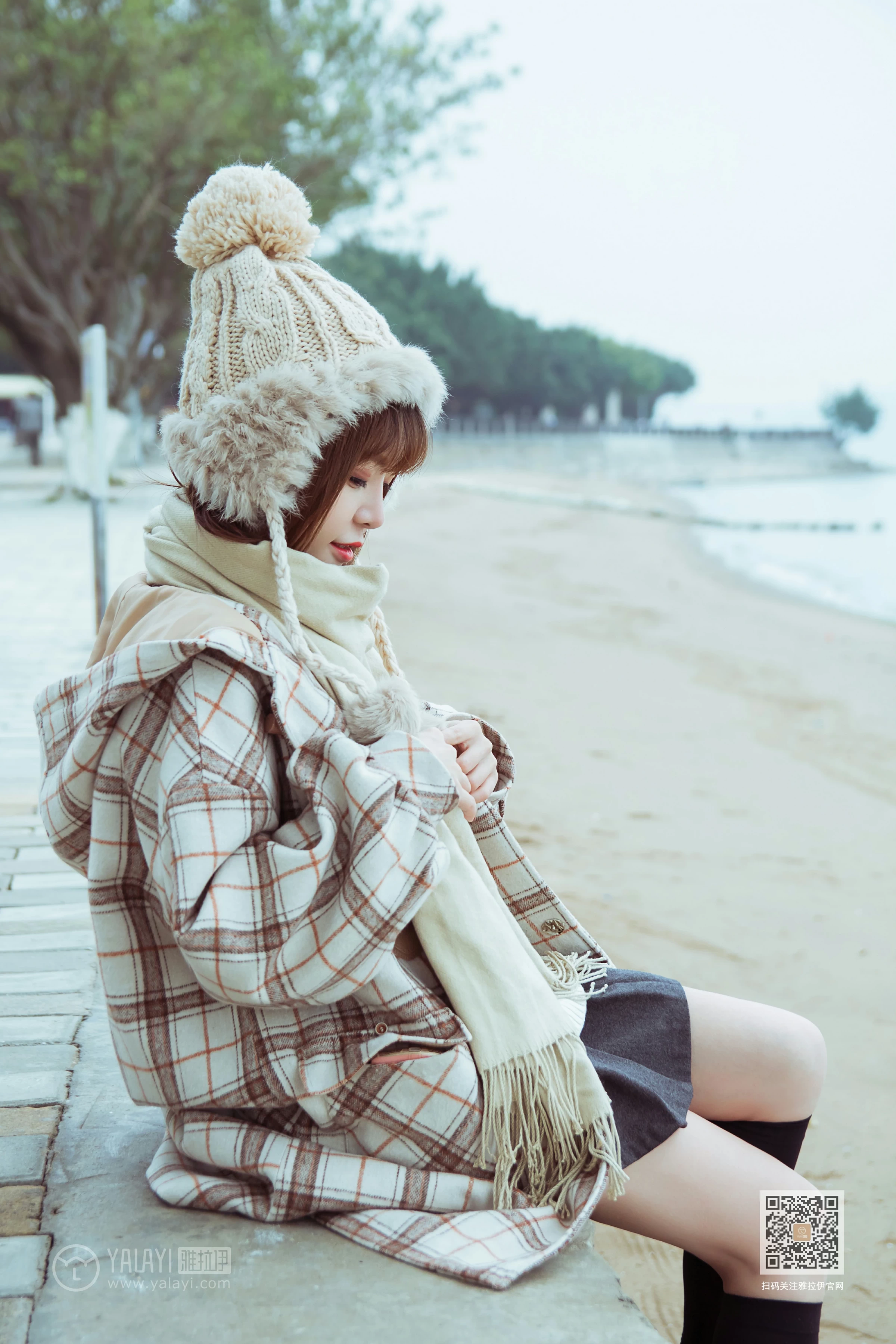 [YALAYI雅拉伊]Vol.515 冬日 阳阳 白色大衣加黑色短裙清纯可爱私房写真集第12张