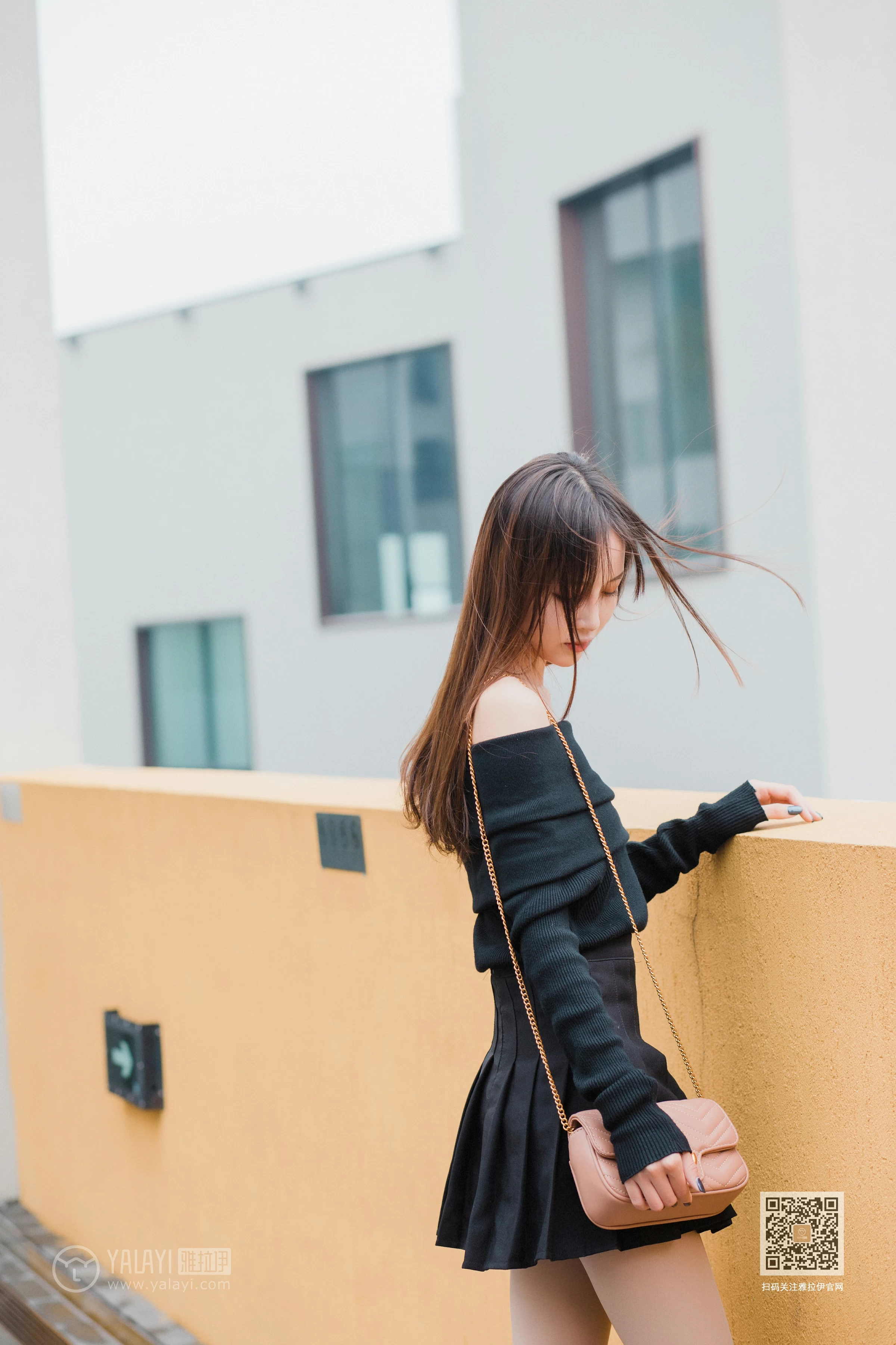[YALAYI雅拉伊]Vol.520 广漂女孩儿 小五 黑色抹胸上衣加黑色短裙性感私房写真集第7张