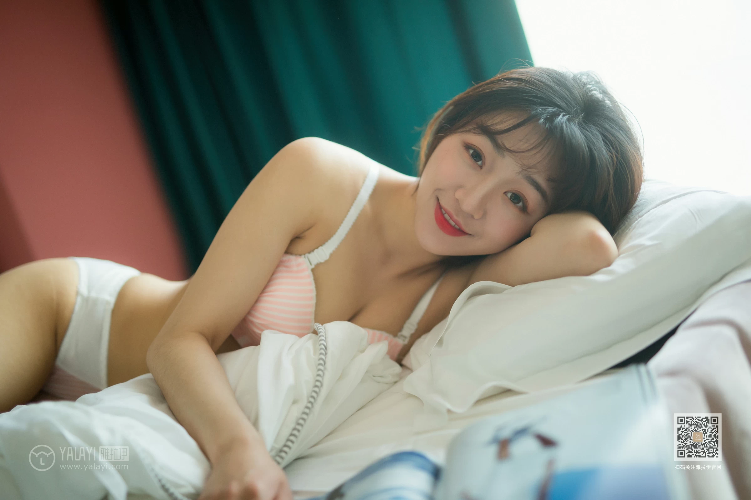 [YALAYI雅拉伊]Vol.531 穿毛衣好热 小颖 粉色毛衣加粉色内衣性感私房写真集第16张