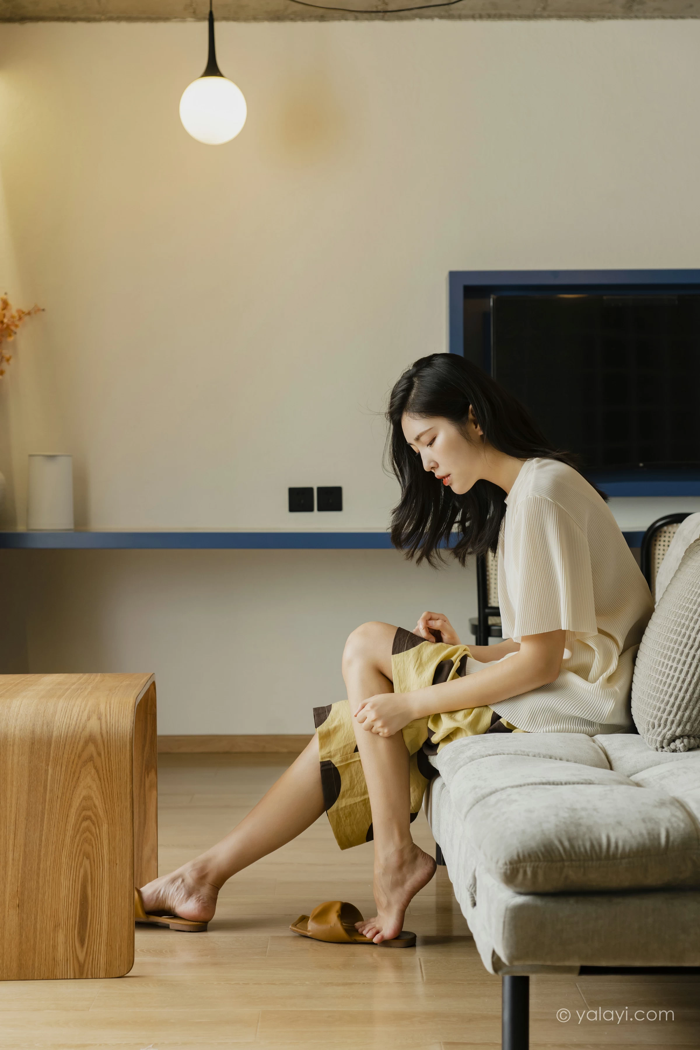 [YALAYI雅拉伊]NO.698 《亲爱的请放松》 苍儿 白色短袖加黄色短裤居家私房写真集第14张