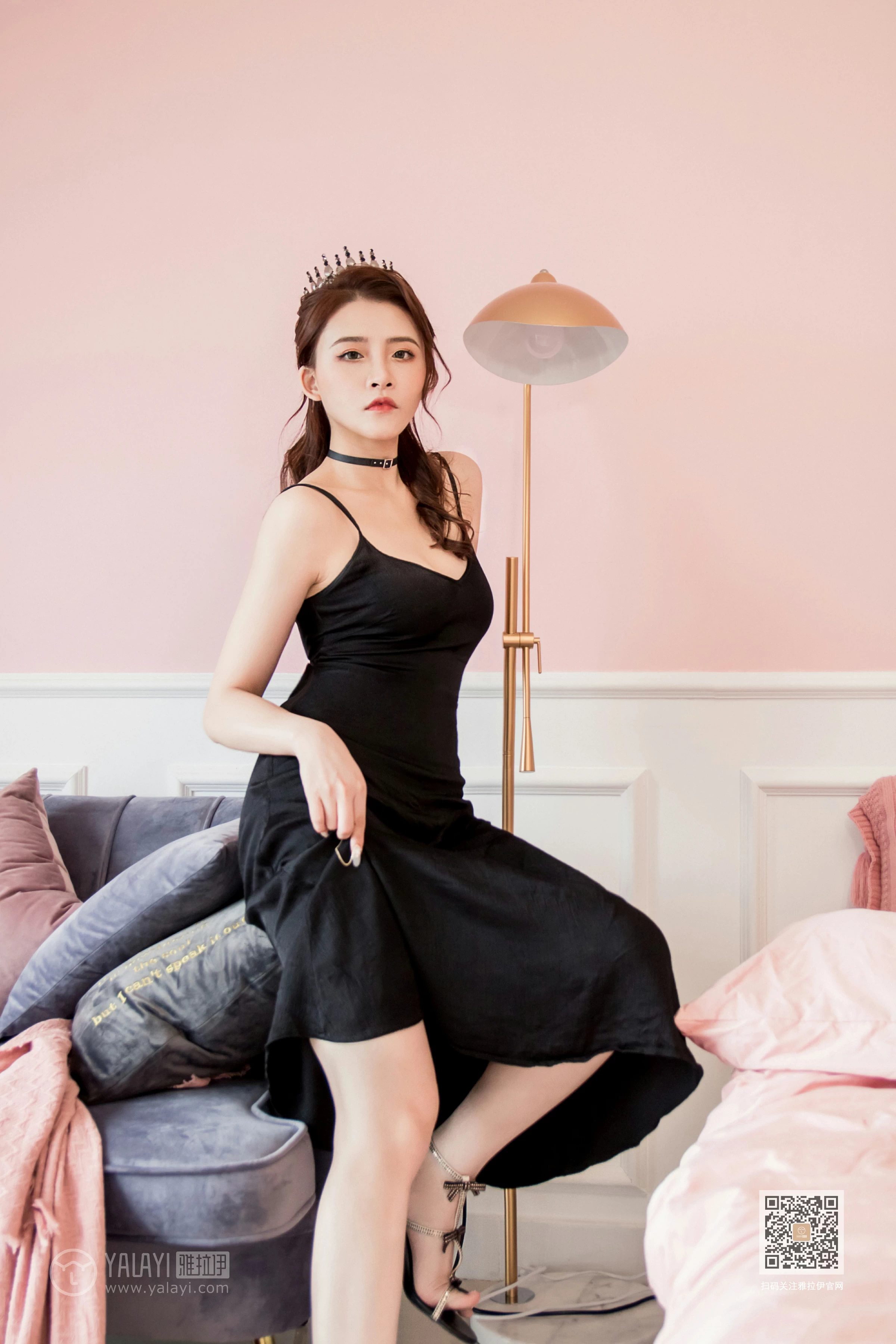 [YALAYI雅拉伊]Vol.525 我的女皇 赵洁 黑色吊带开叉连衣裙性感私房写真集第3张