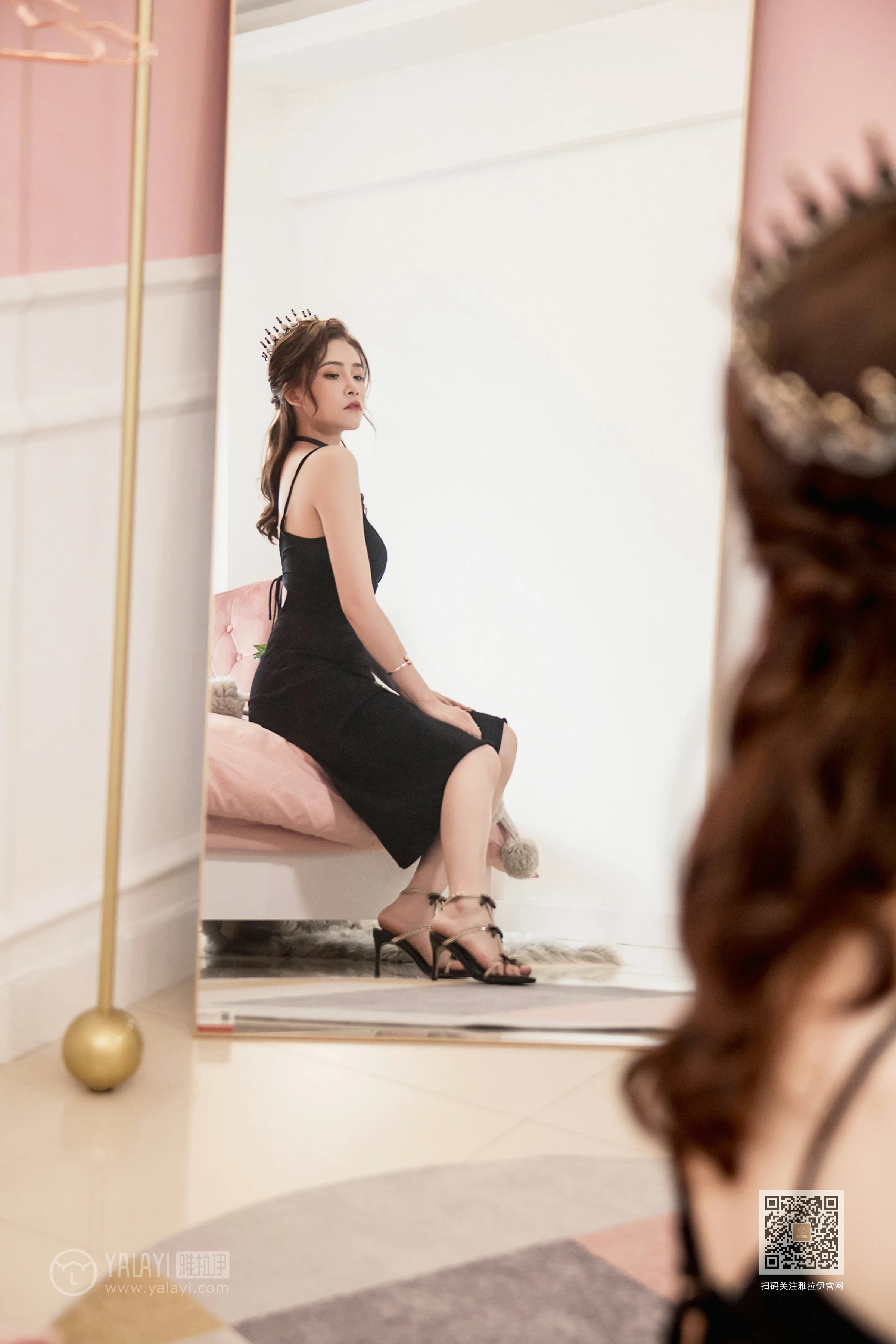 [YALAYI雅拉伊]Vol.525 我的女皇 赵洁 黑色吊带开叉连衣裙性感私房写真集第12张