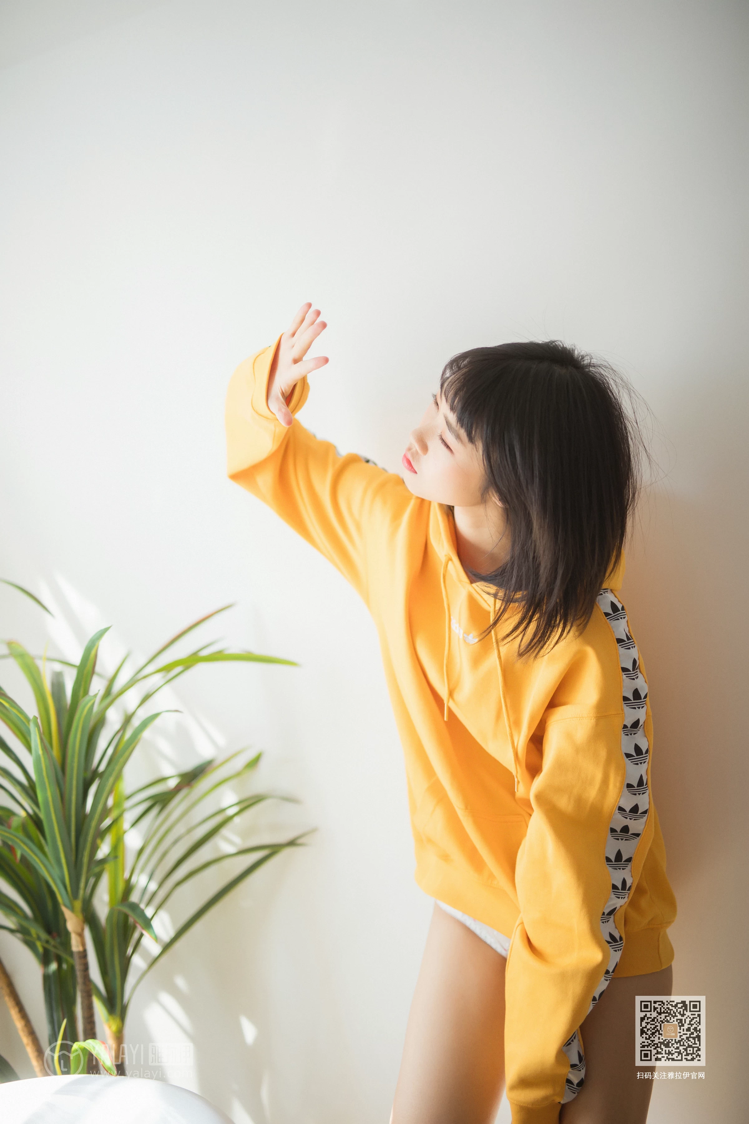 [YALAYI雅拉伊]Vol.528 缤纷阳光 粉粉 橙色卫衣加白色性感内衣私房写真集第6张