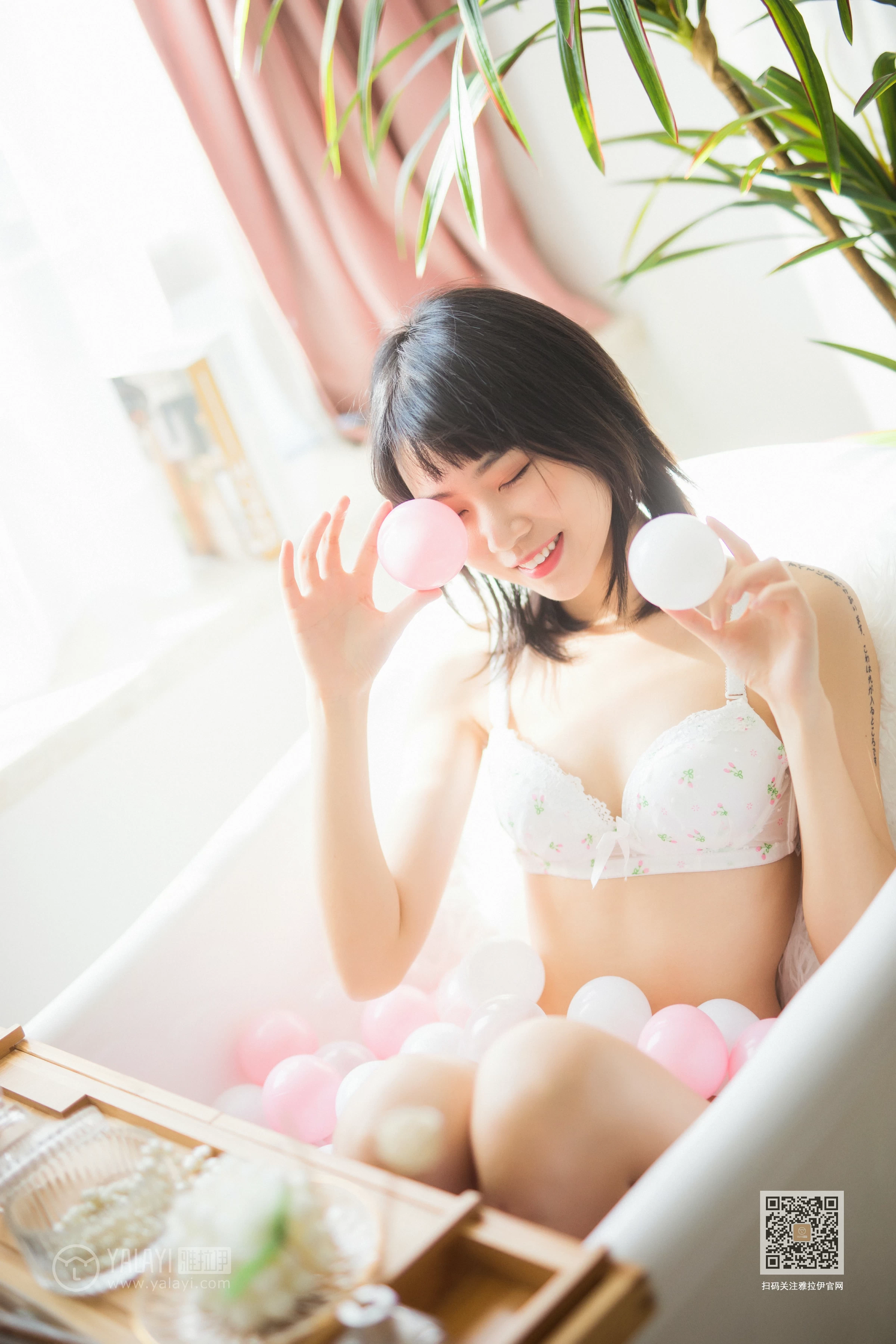 [YALAYI雅拉伊]Vol.528 缤纷阳光 粉粉 橙色卫衣加白色性感内衣私房写真集第9张