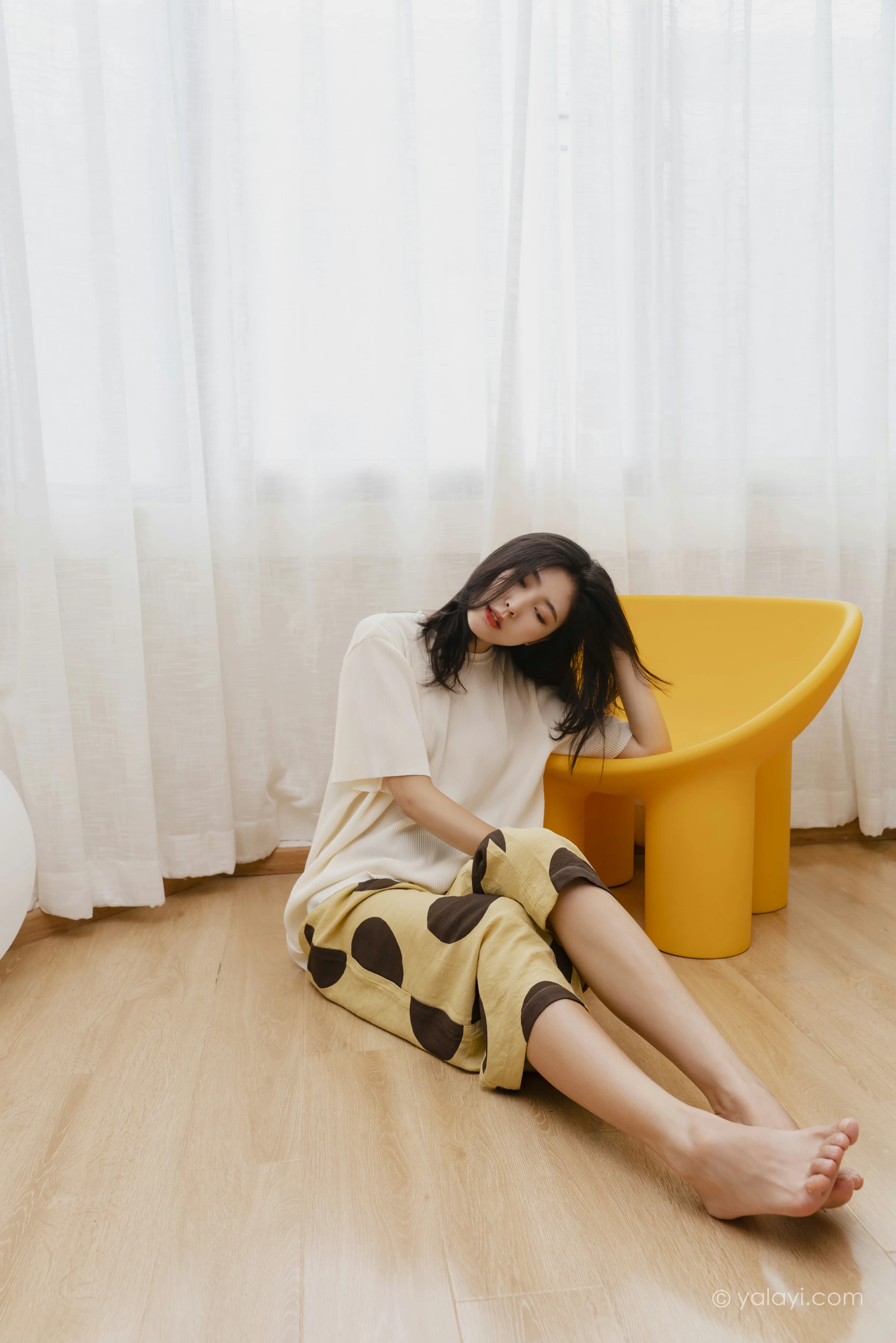[YALAYI雅拉伊]NO.698 《亲爱的请放松》 苍儿 白色短袖加黄色短裤居家私房写真集第11张