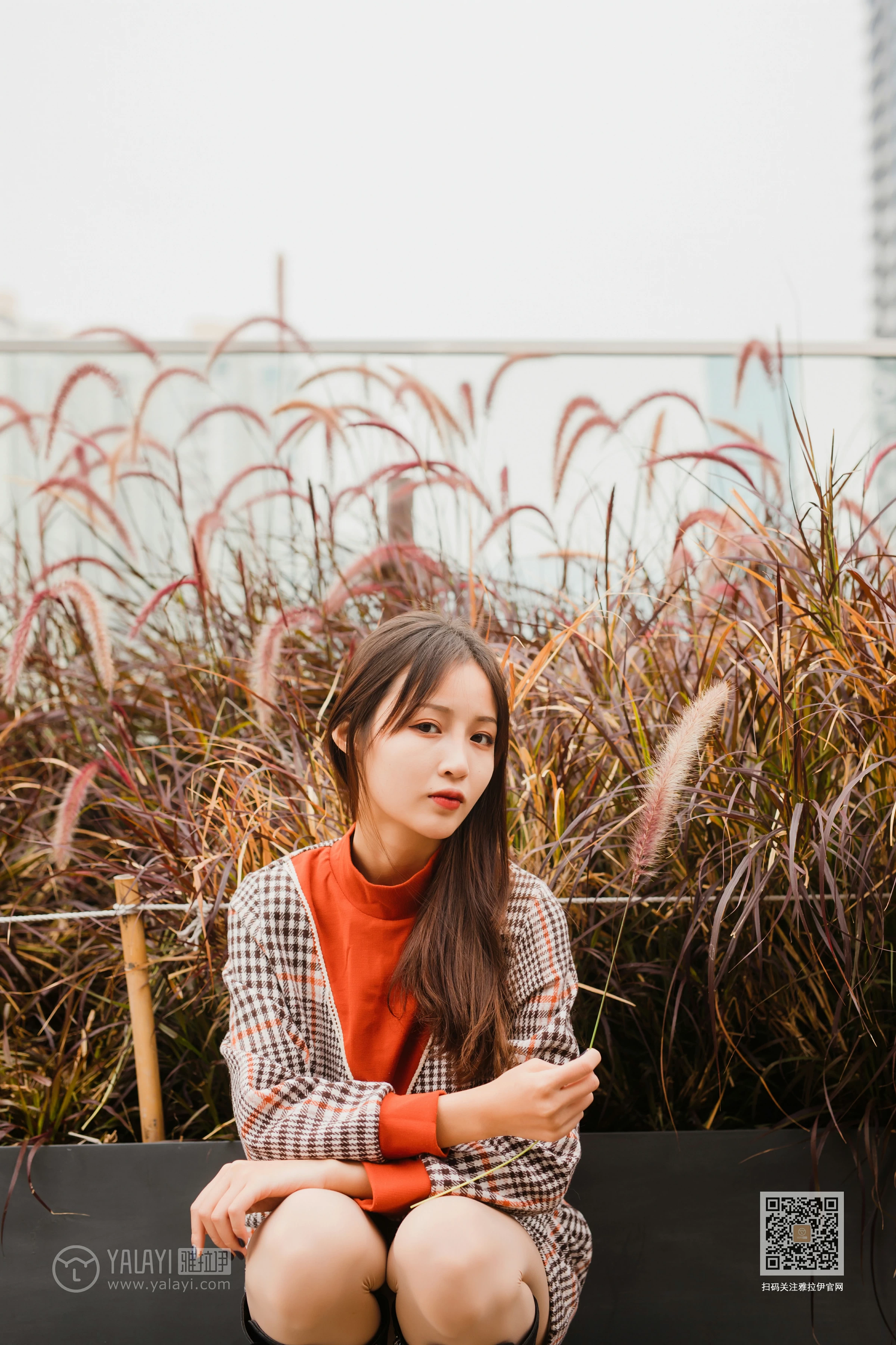 [YALAYI雅拉伊]Vol.543 郊游 小五 连身大衣加灰色长靴清纯私房写真集第3张