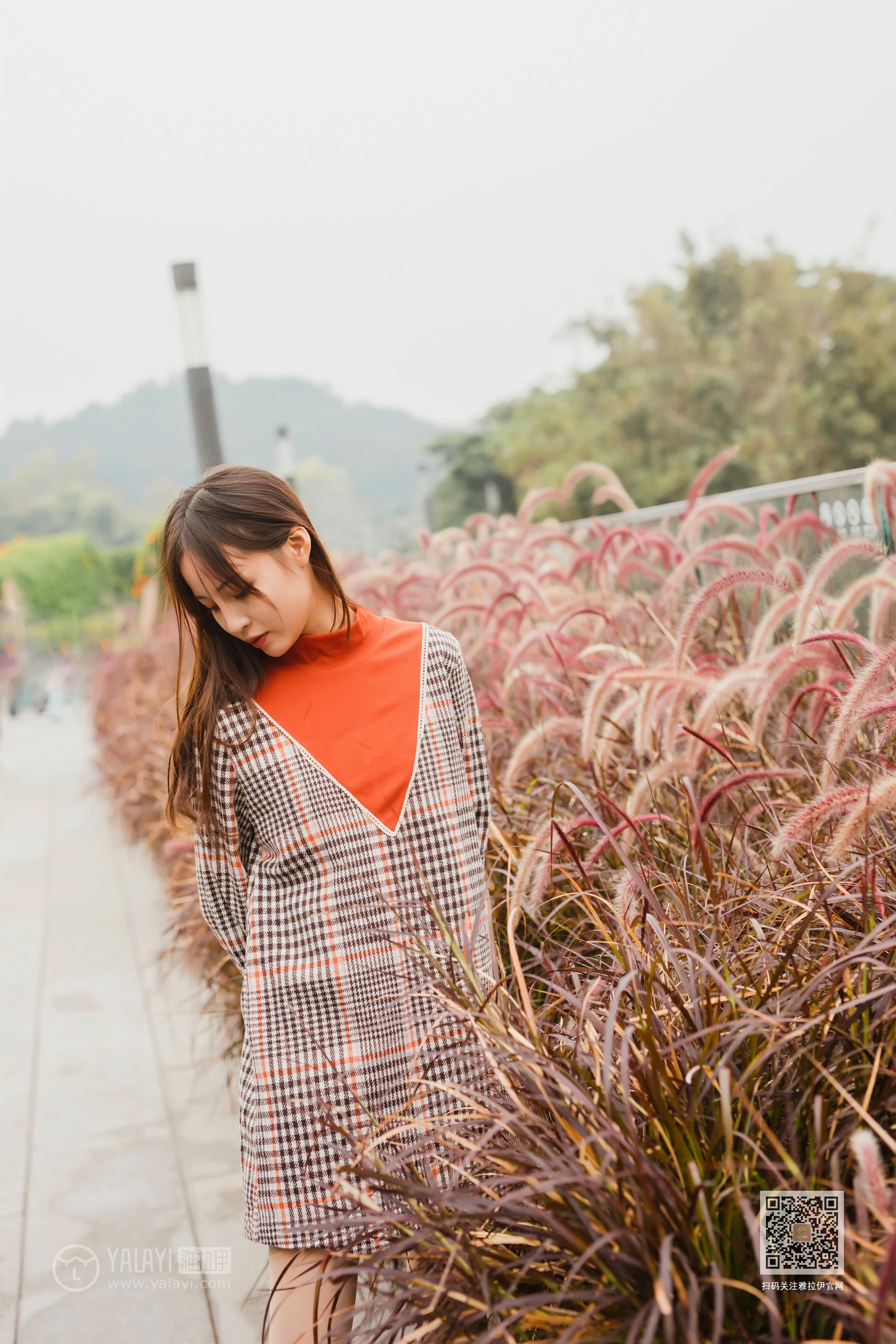 [YALAYI雅拉伊]Vol.543 郊游 小五 连身大衣加灰色长靴清纯私房写真集第5张