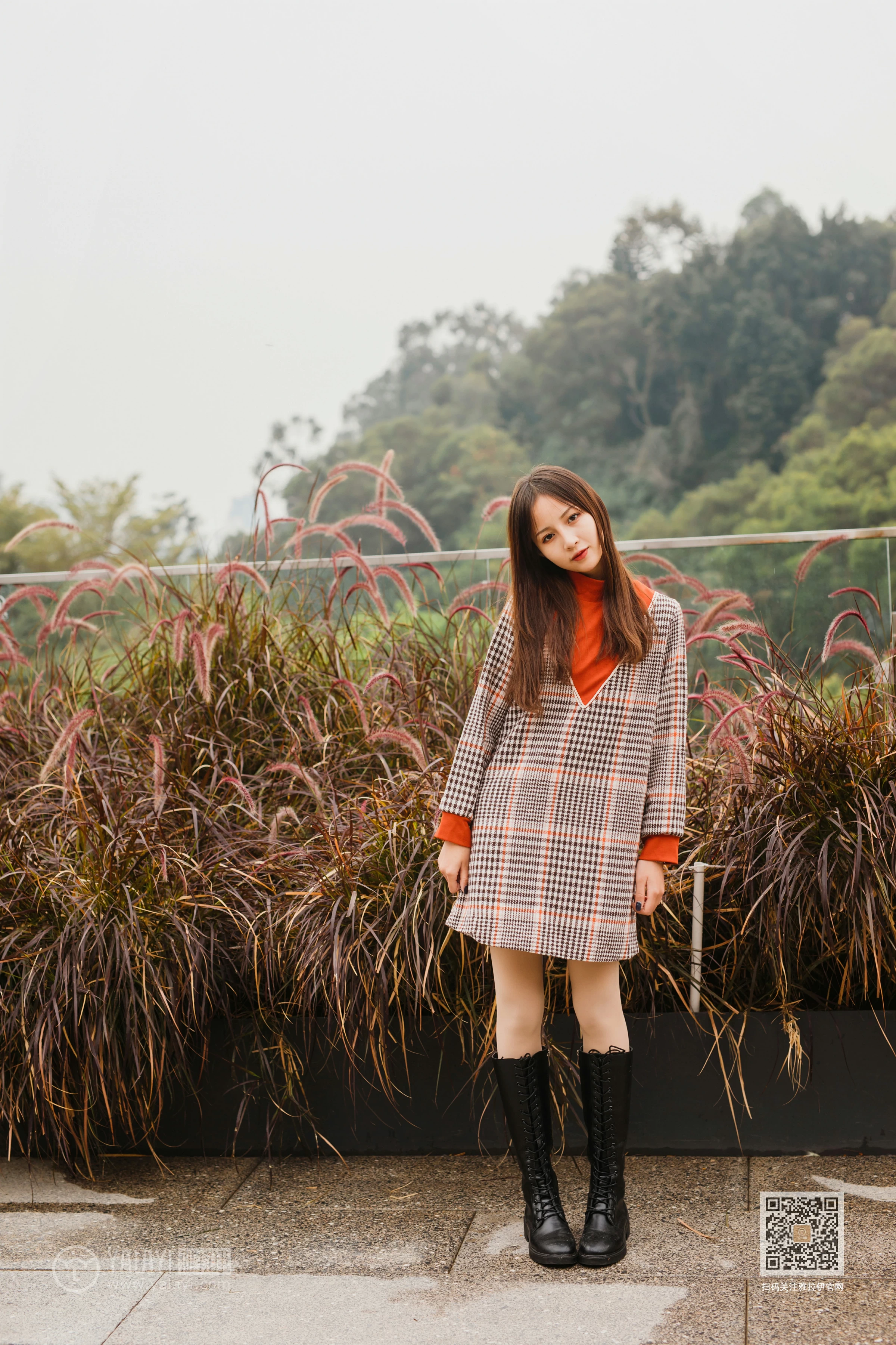 [YALAYI雅拉伊]Vol.543 郊游 小五 连身大衣加灰色长靴清纯私房写真集第15张