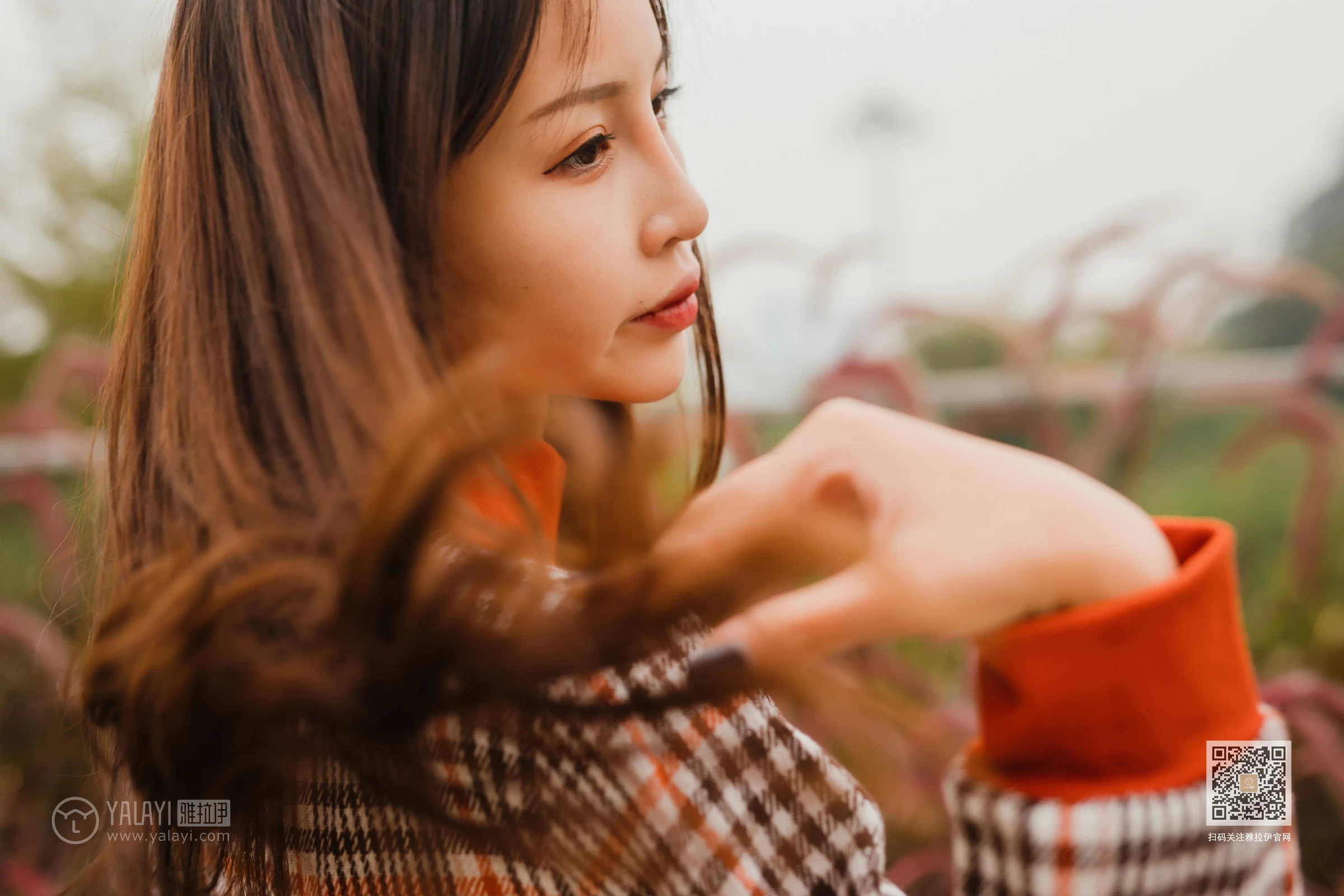 [YALAYI雅拉伊]Vol.543 郊游 小五 连身大衣加灰色长靴清纯私房写真集第15张